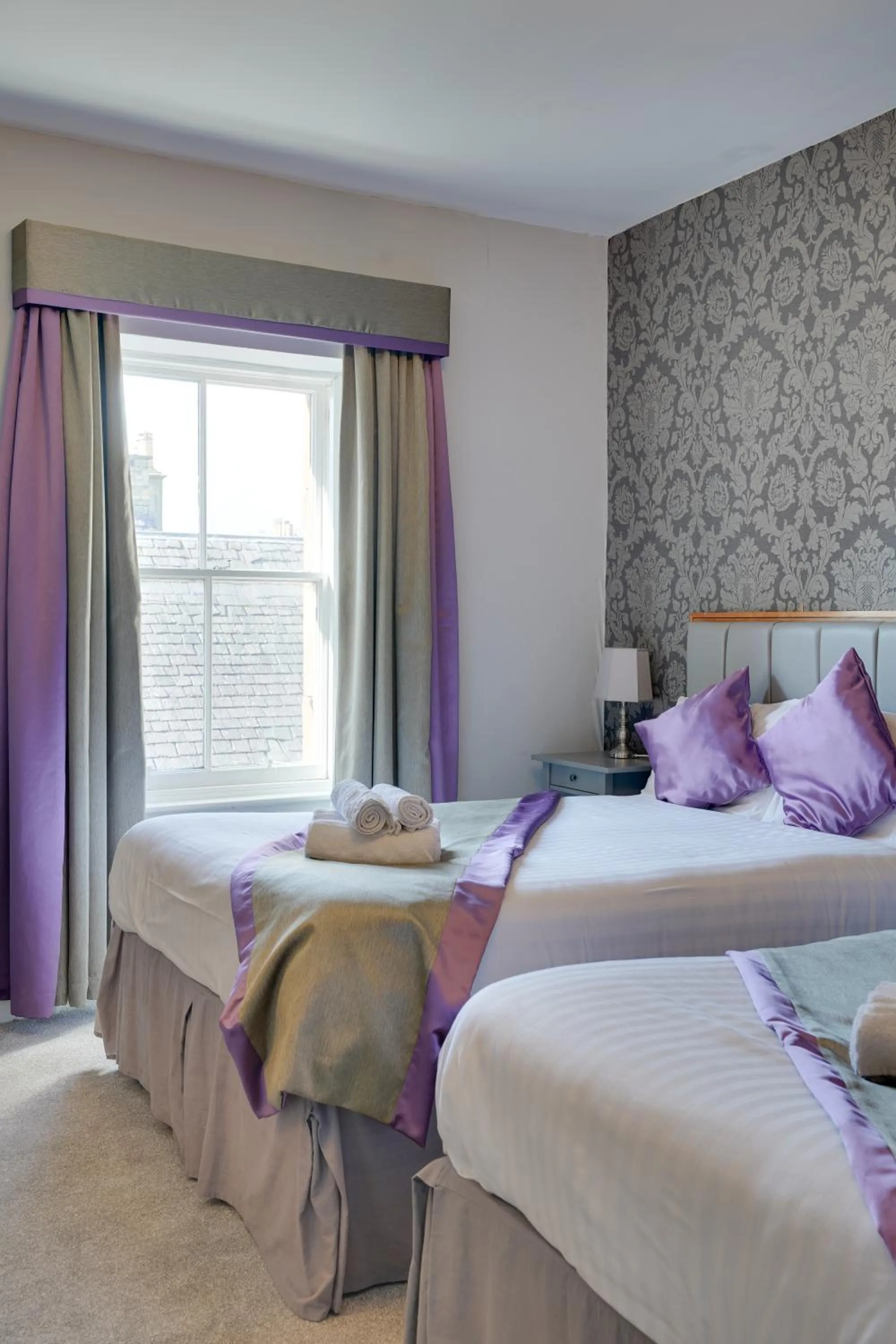 Bed in The County Hotel - Self Check-In, Ultra Fast WI-FI, Free Parking, Central Location