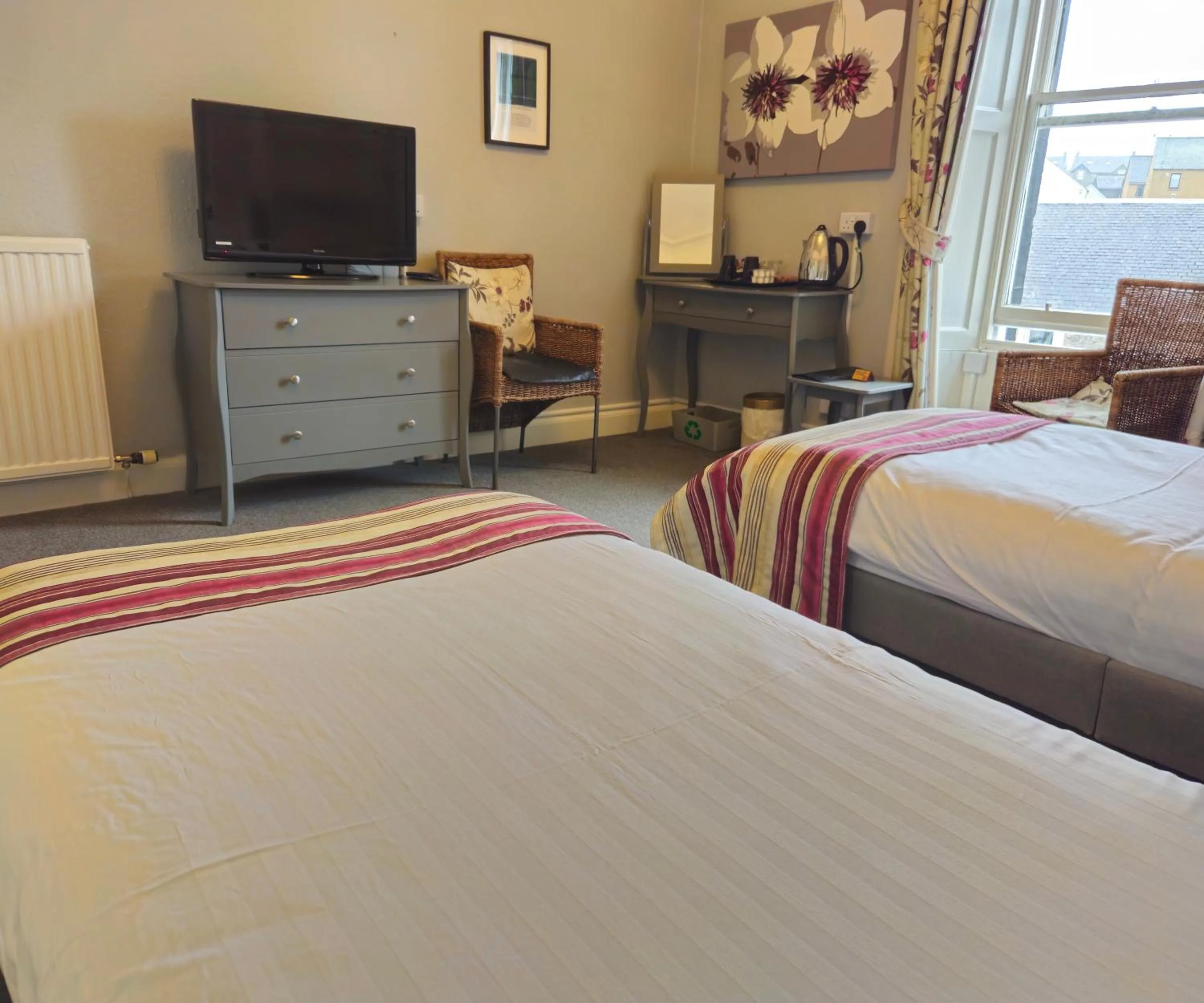 Bed in The County Hotel - Self Check-In, Ultra Fast WI-FI, Free Parking, Central Location