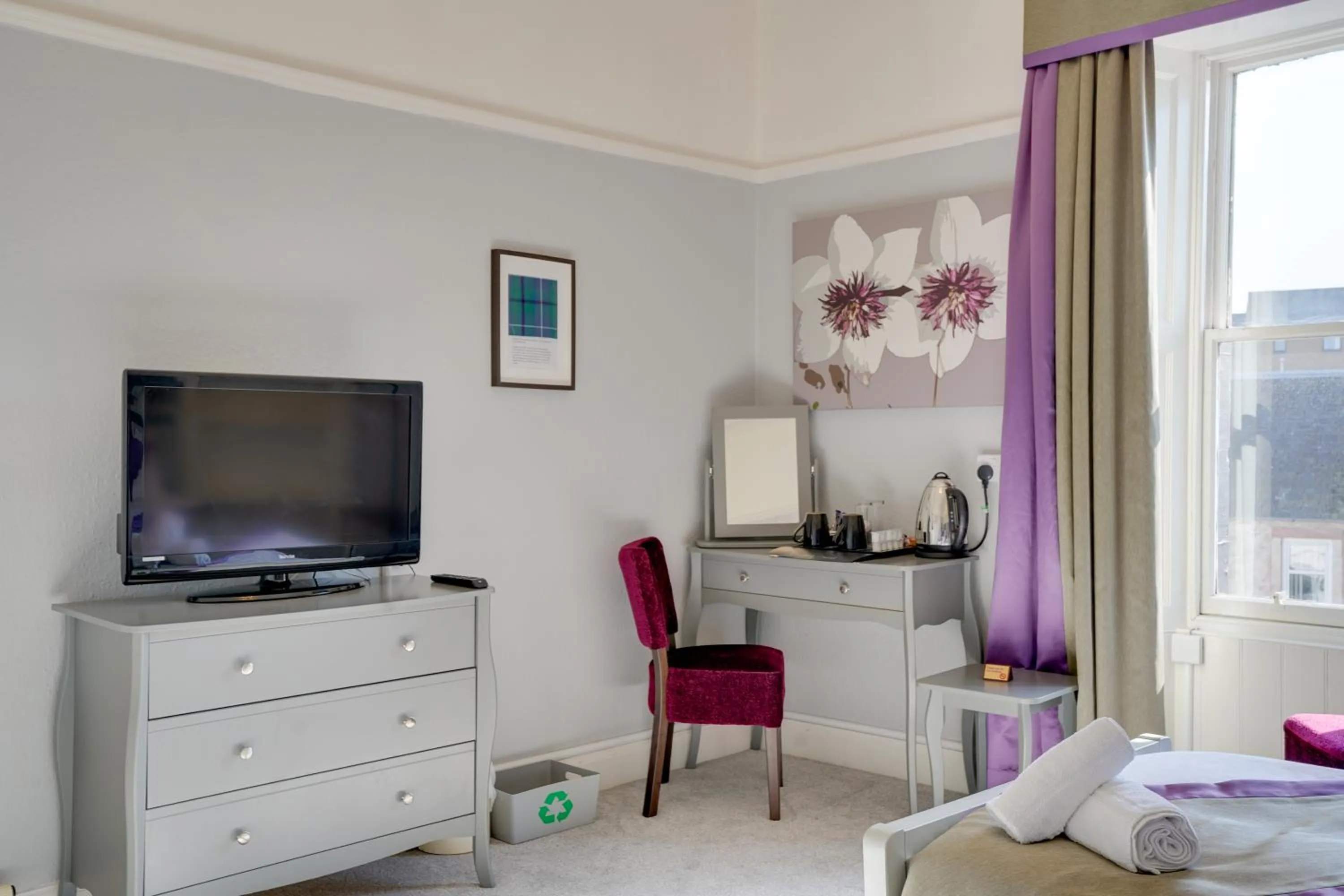 TV and multimedia, Bed in The County Hotel - Self Check-In, Ultra Fast WI-FI, Free Parking, Central Location