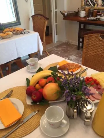 Breakfast in Villa Bougenvilia Tomas