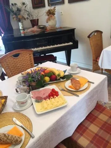 Breakfast in Villa Bougenvilia Tomas