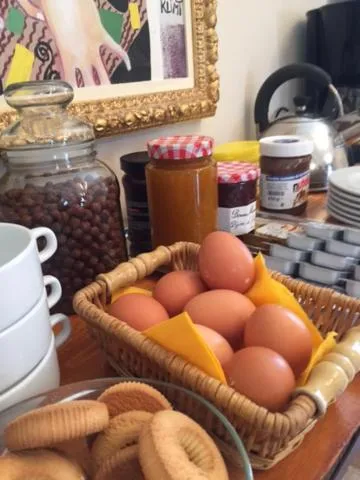 Buffet breakfast in Villa Bougenvilia Tomas