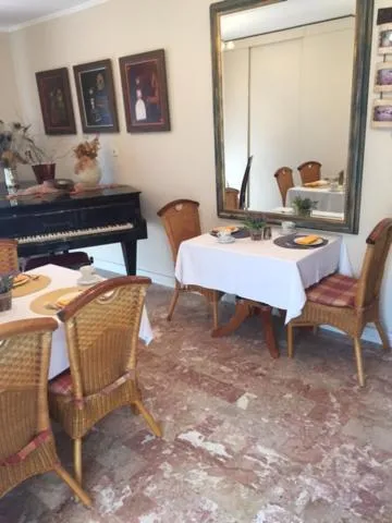 Breakfast in Villa Bougenvilia Tomas