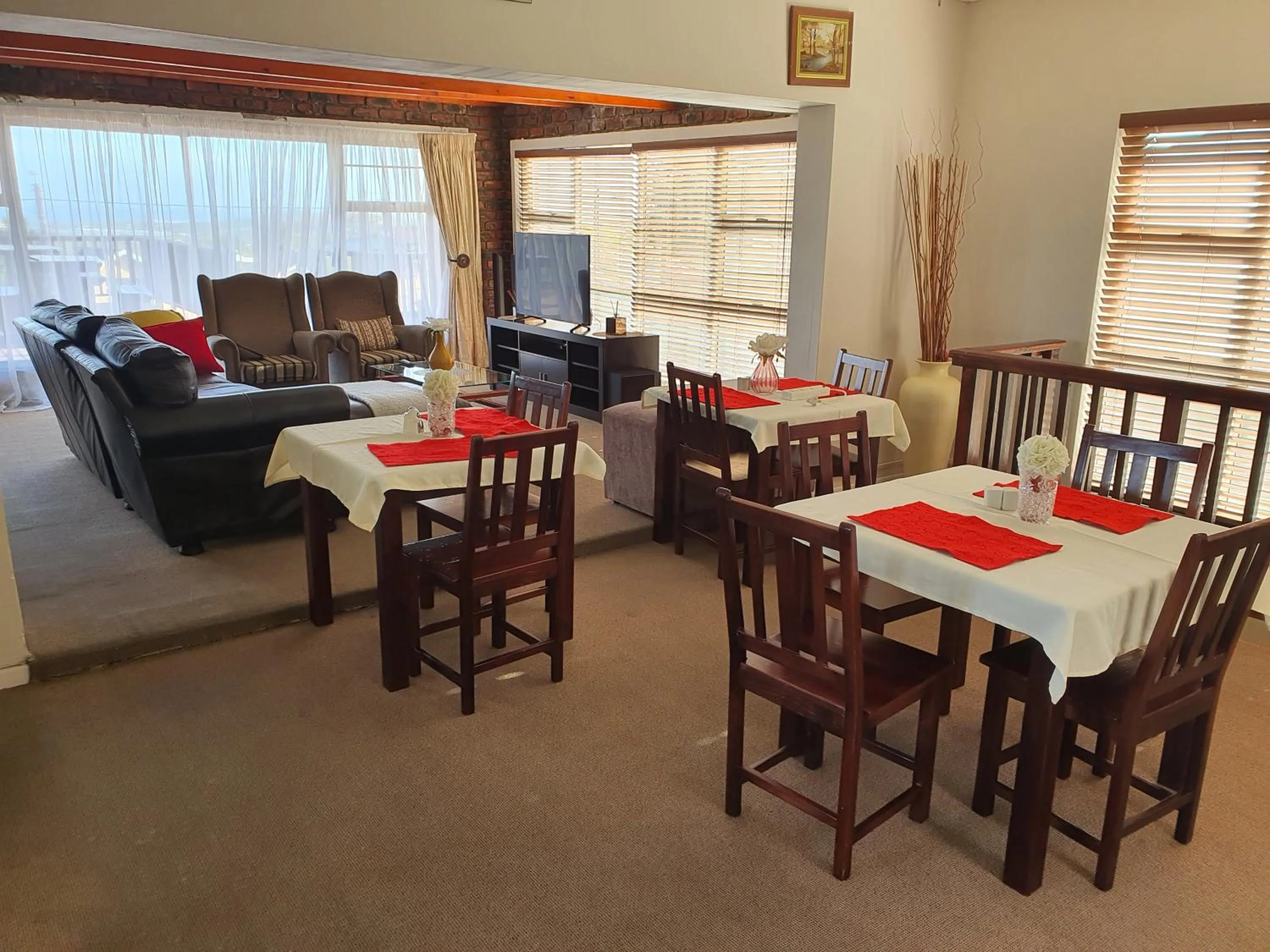 Communal lounge/ TV room in Sunnyridge Lodge