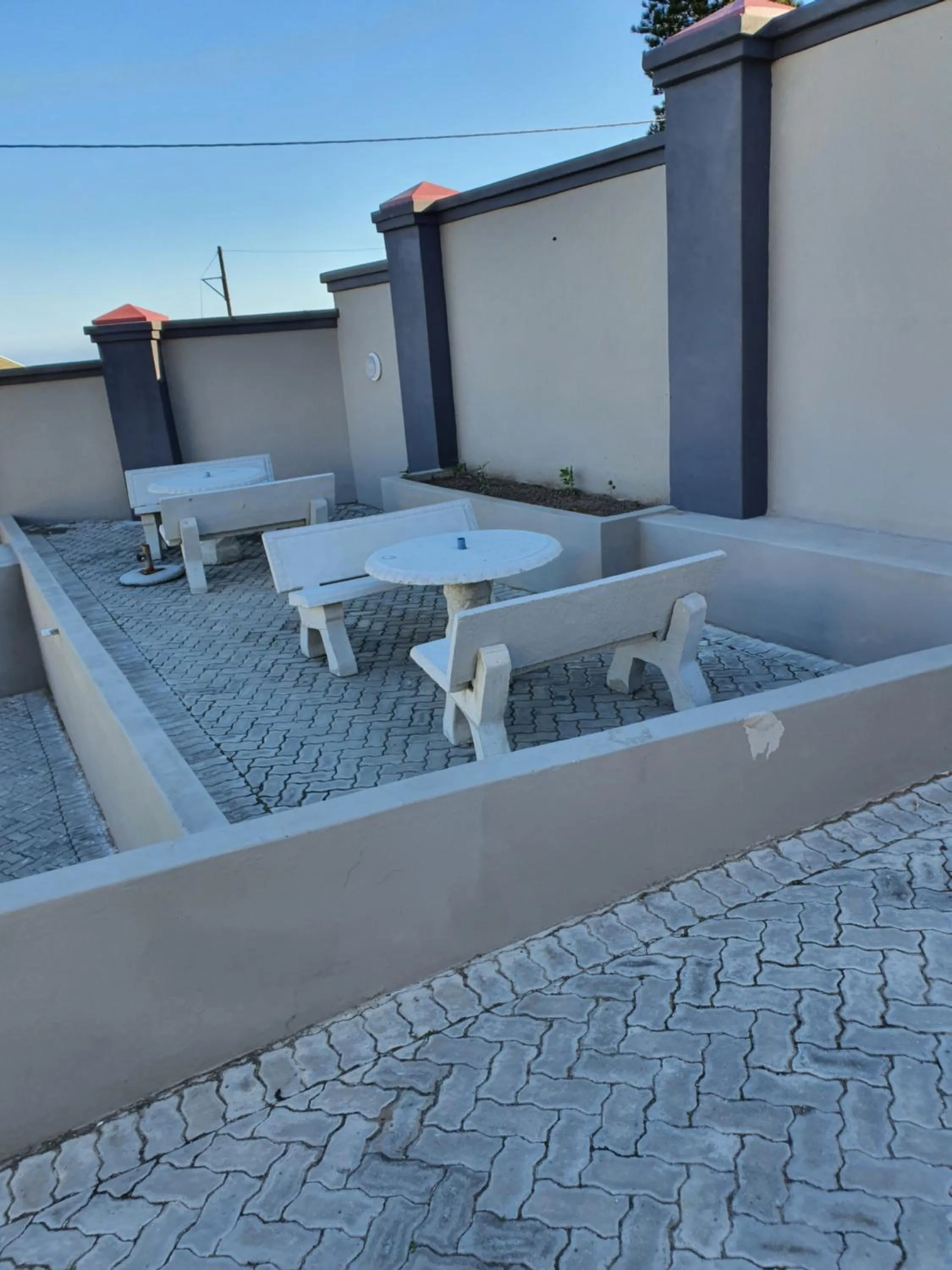 Swimming pool in Sunnyridge Lodge