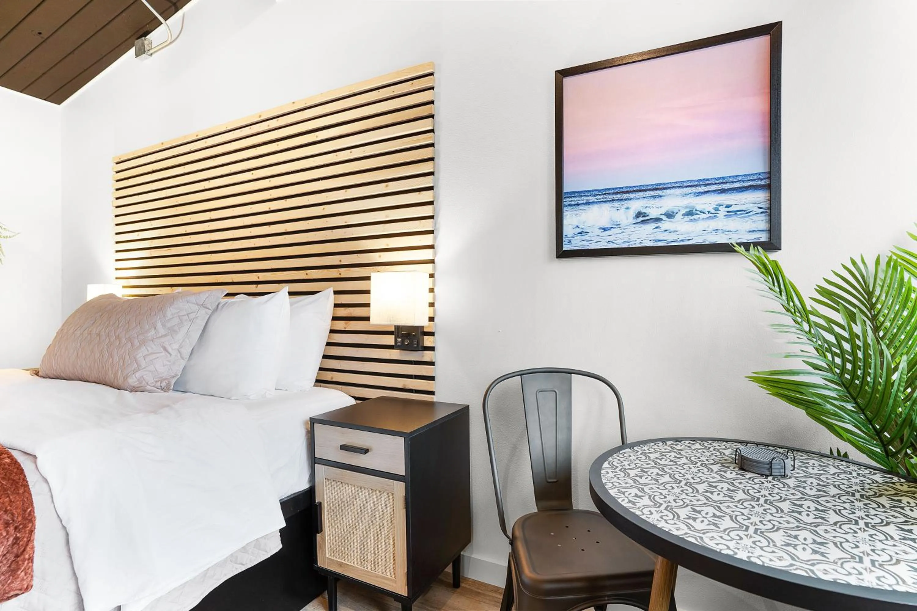 Seating area, Bed in South Bay Inn