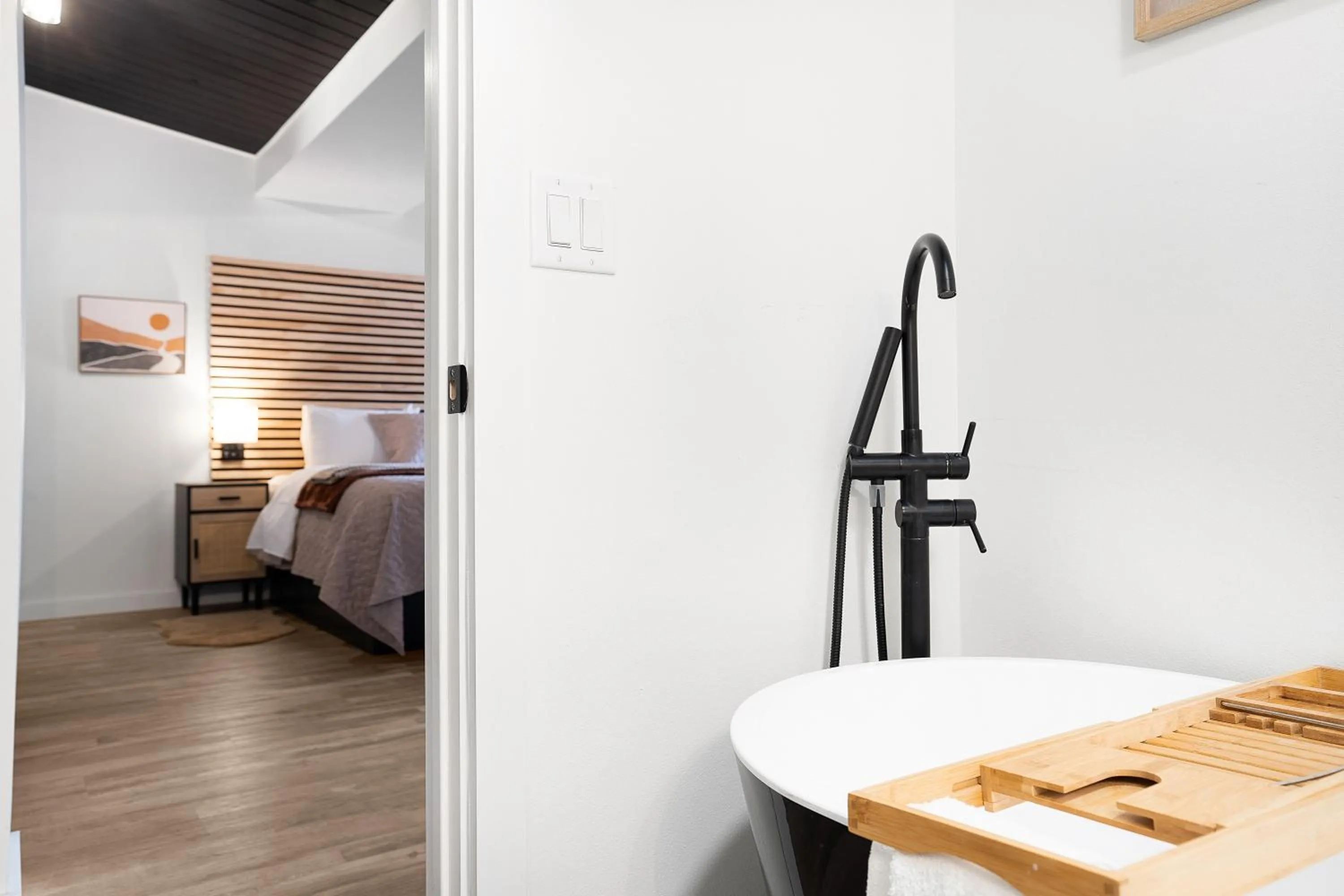 Bathroom, Bed in South Bay Inn