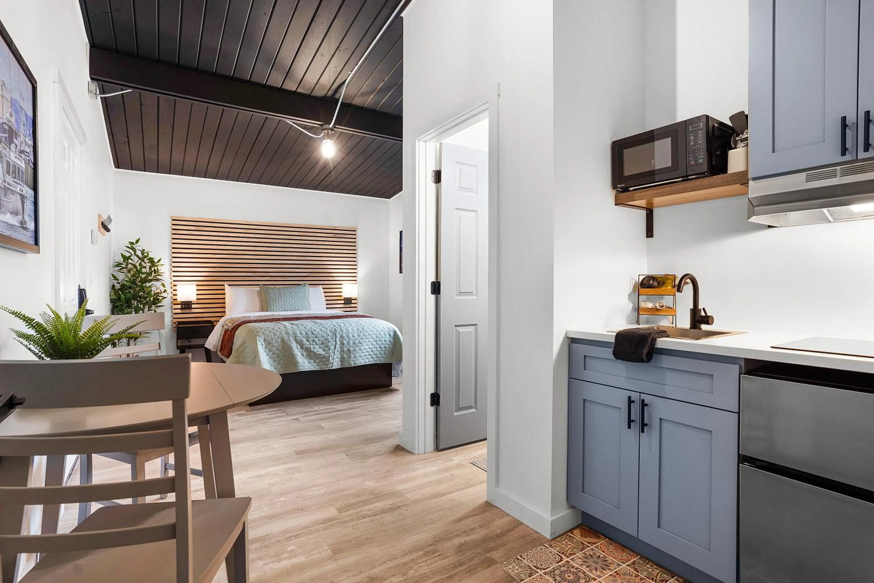 Photo of the whole room, Bed in South Bay Inn