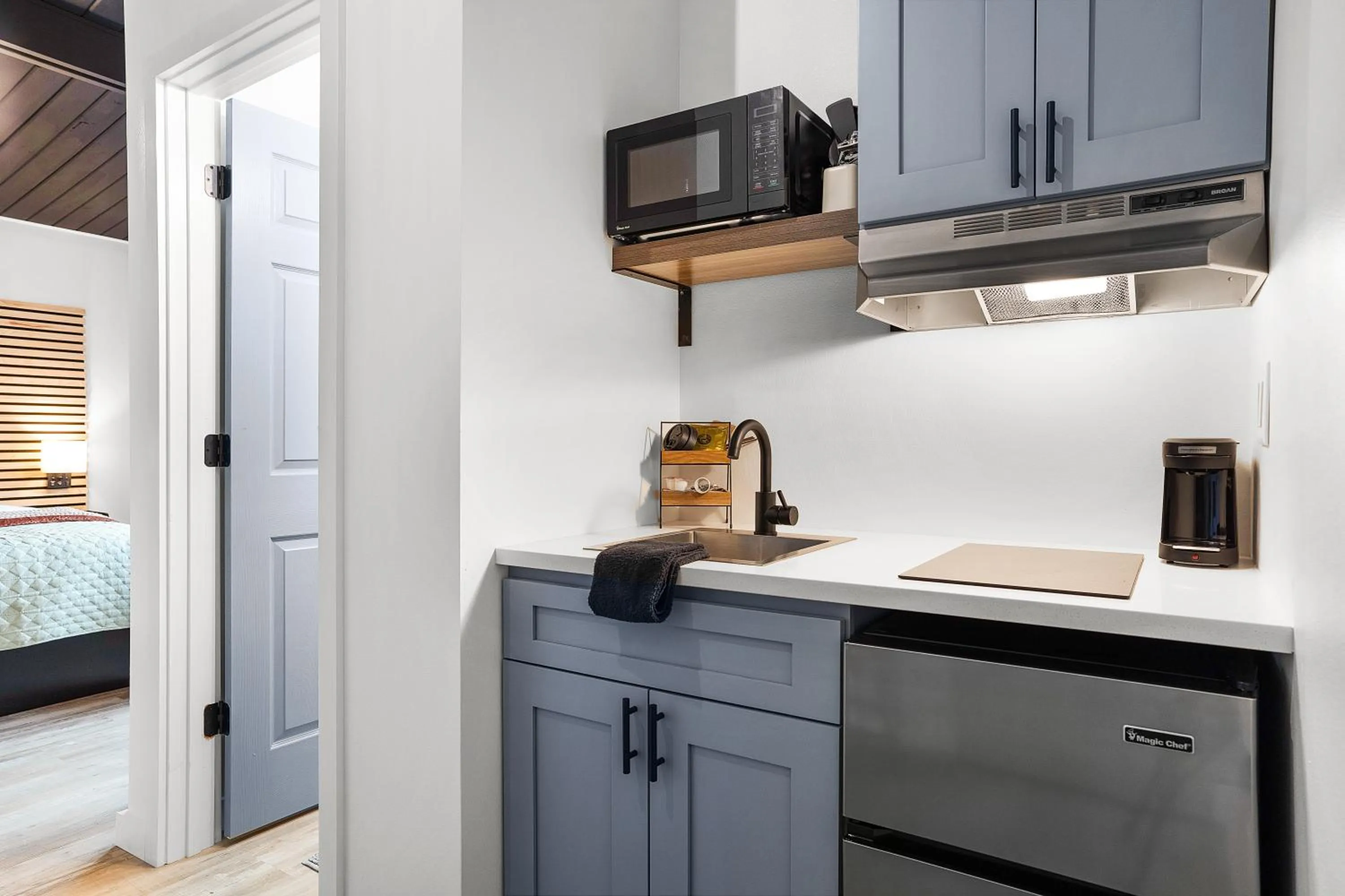 Kitchen or kitchenette, Bed in South Bay Inn