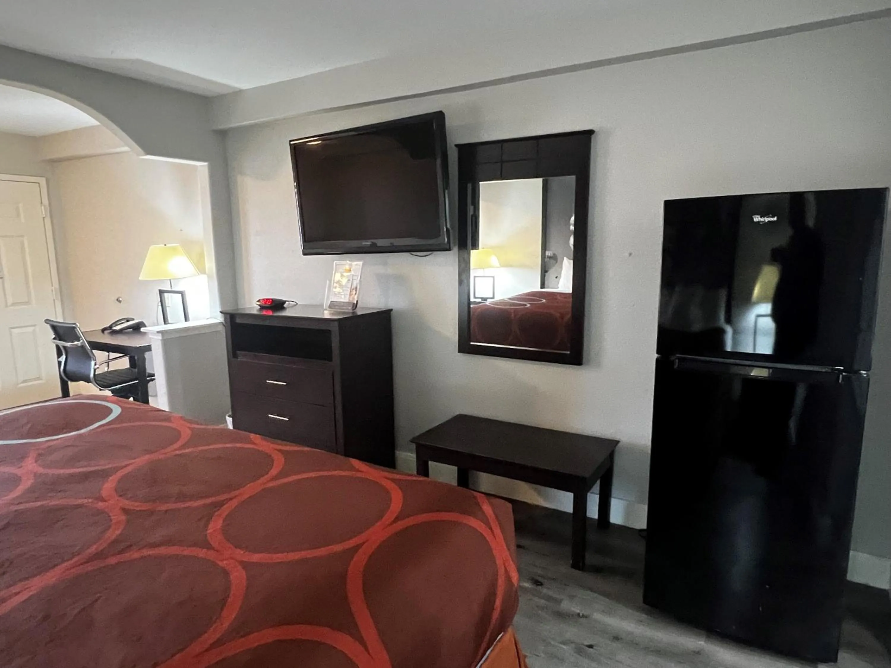 Photo of the whole room, Bed in Super 8 by Wyndham Mont Belvieu - Baytown East