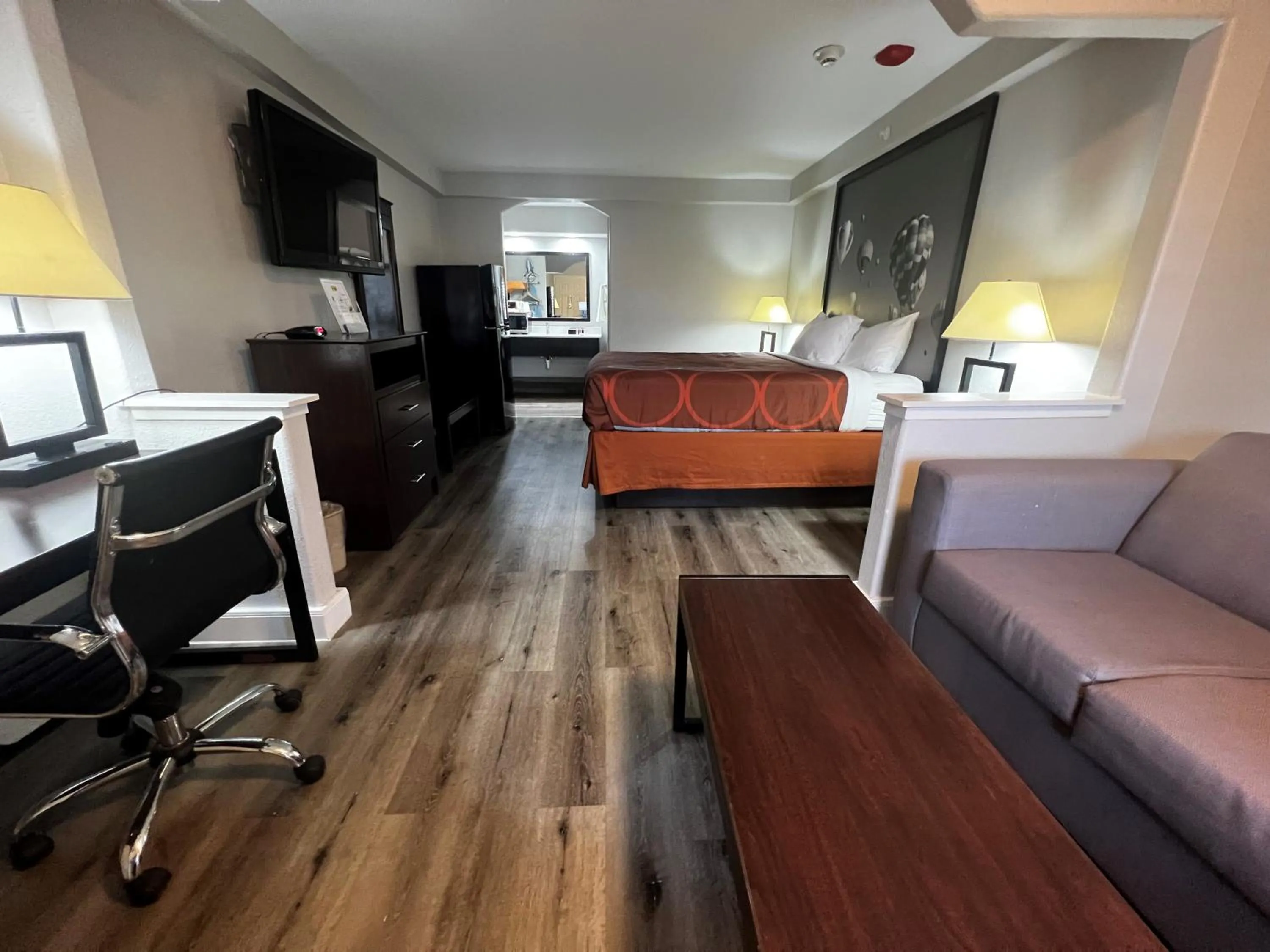 Photo of the whole room in Super 8 by Wyndham Mont Belvieu - Baytown East