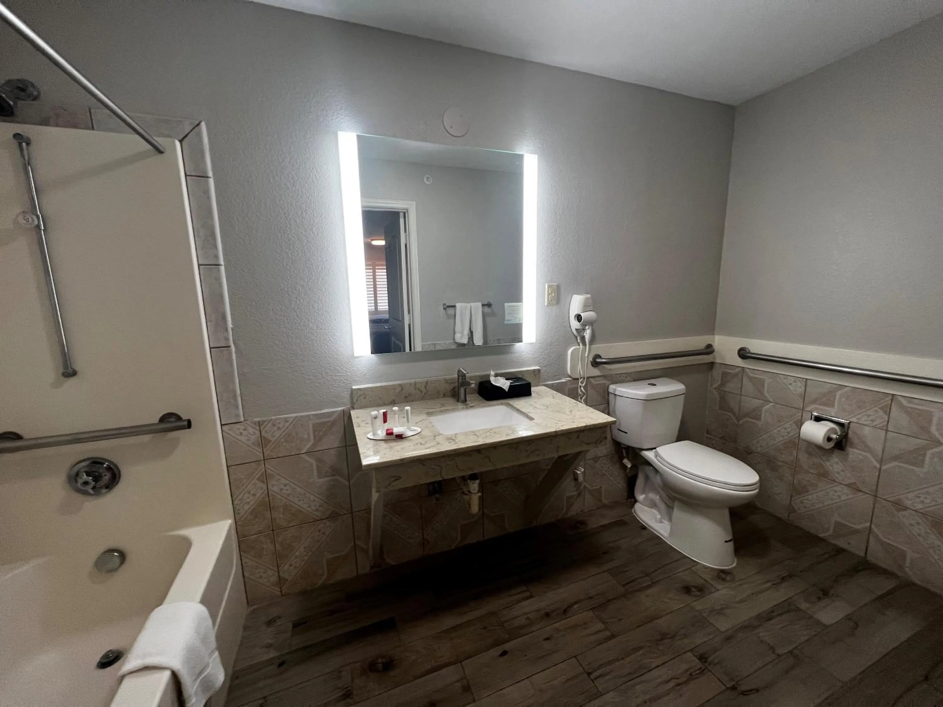 Bathroom in Super 8 by Wyndham Mont Belvieu - Baytown East