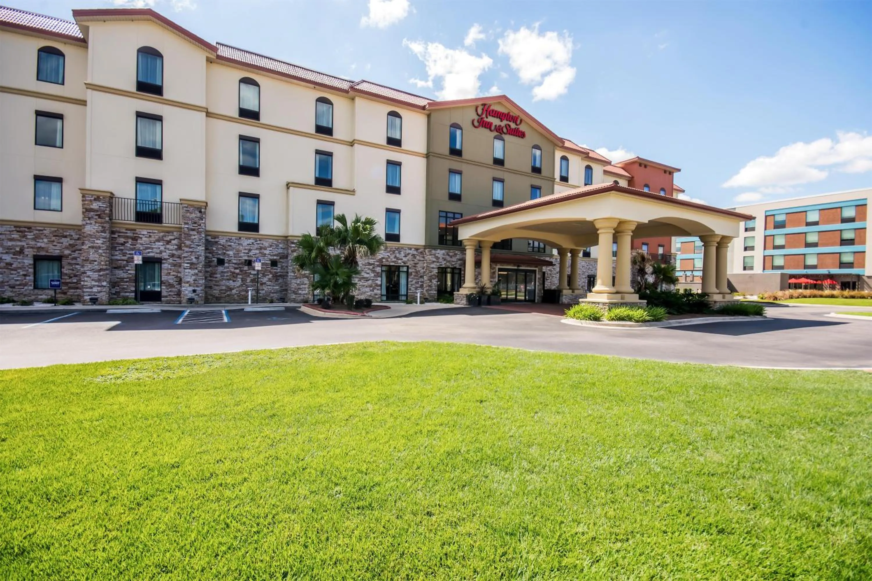 Property building in Hampton Inn & Suites Pensacola/I-10 Pine Forest Road