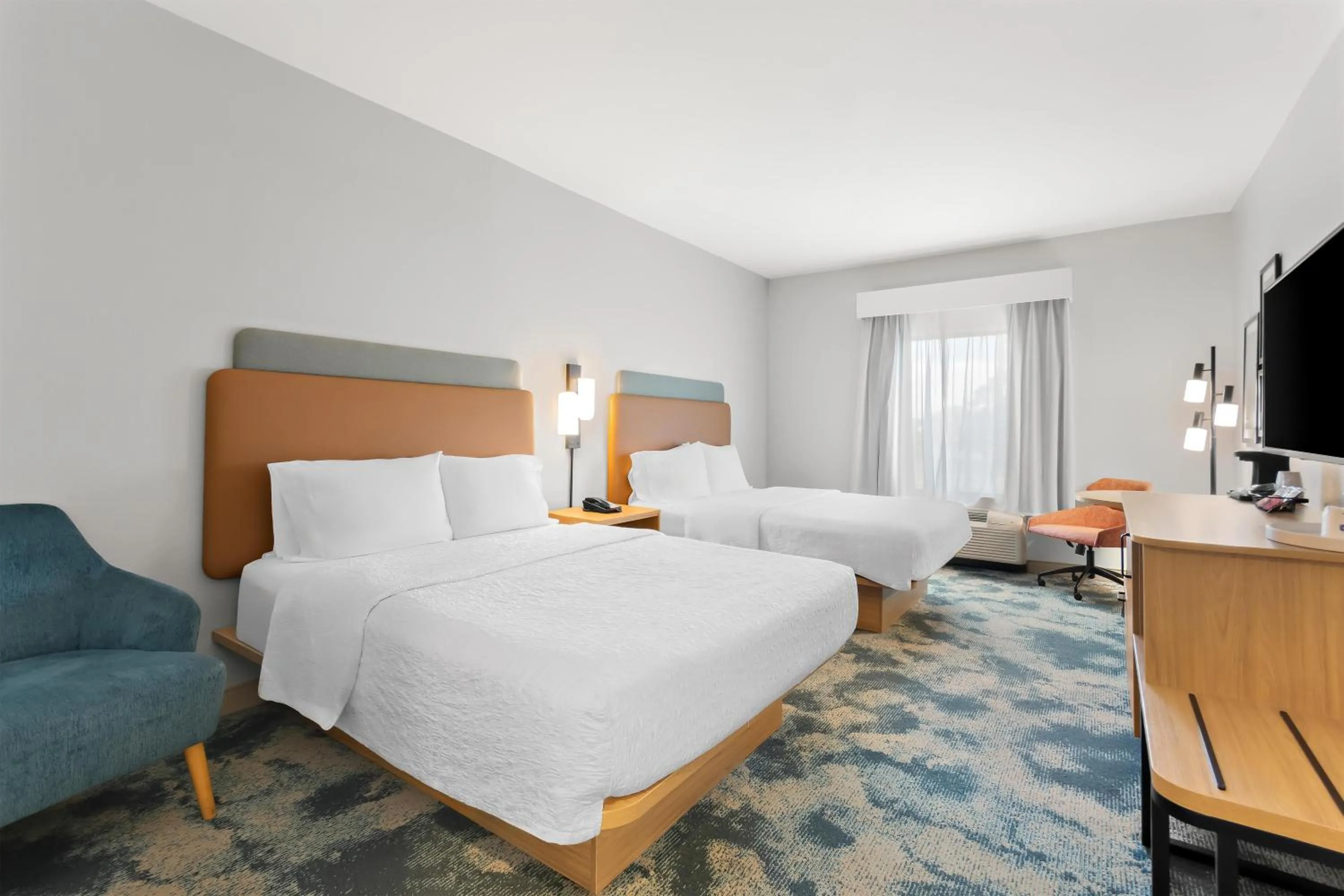 Bed in Hampton Inn & Suites Pensacola/I-10 Pine Forest Road