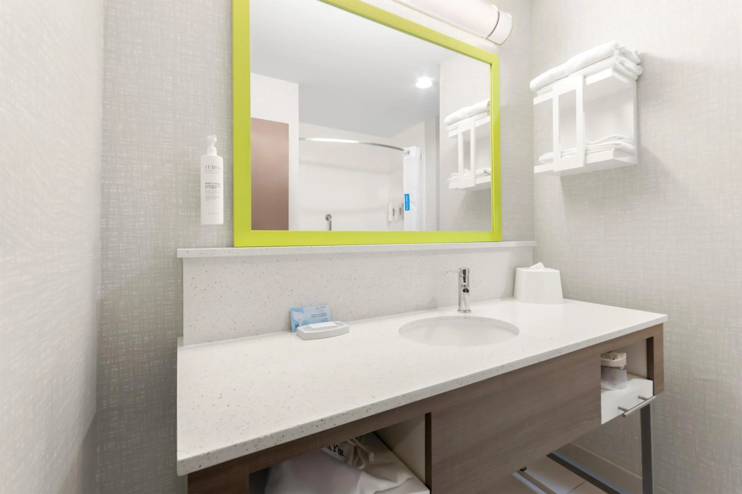 Bathroom in Hampton Inn & Suites Pensacola/I-10 Pine Forest Road