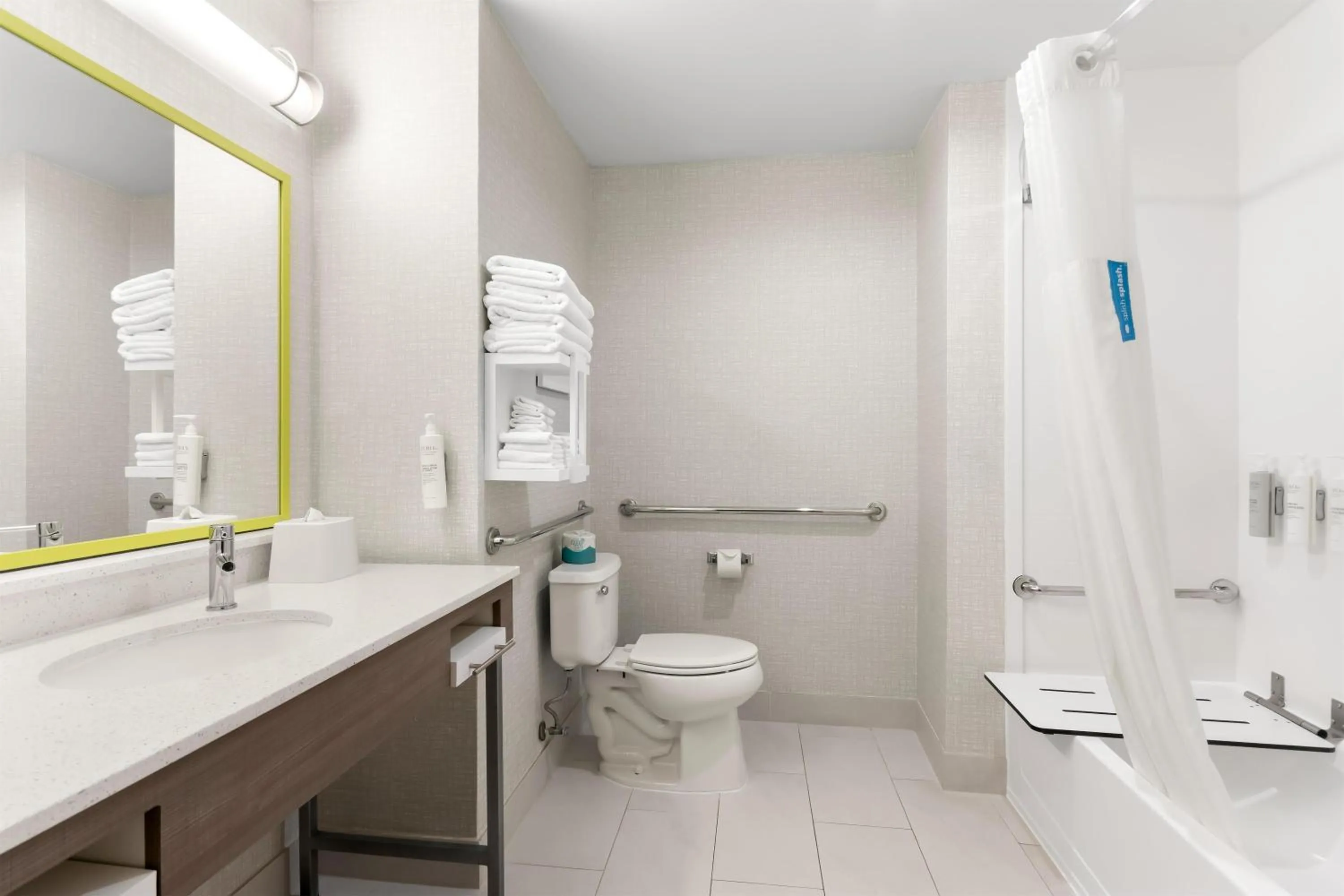 Bathroom in Hampton Inn & Suites Pensacola/I-10 Pine Forest Road