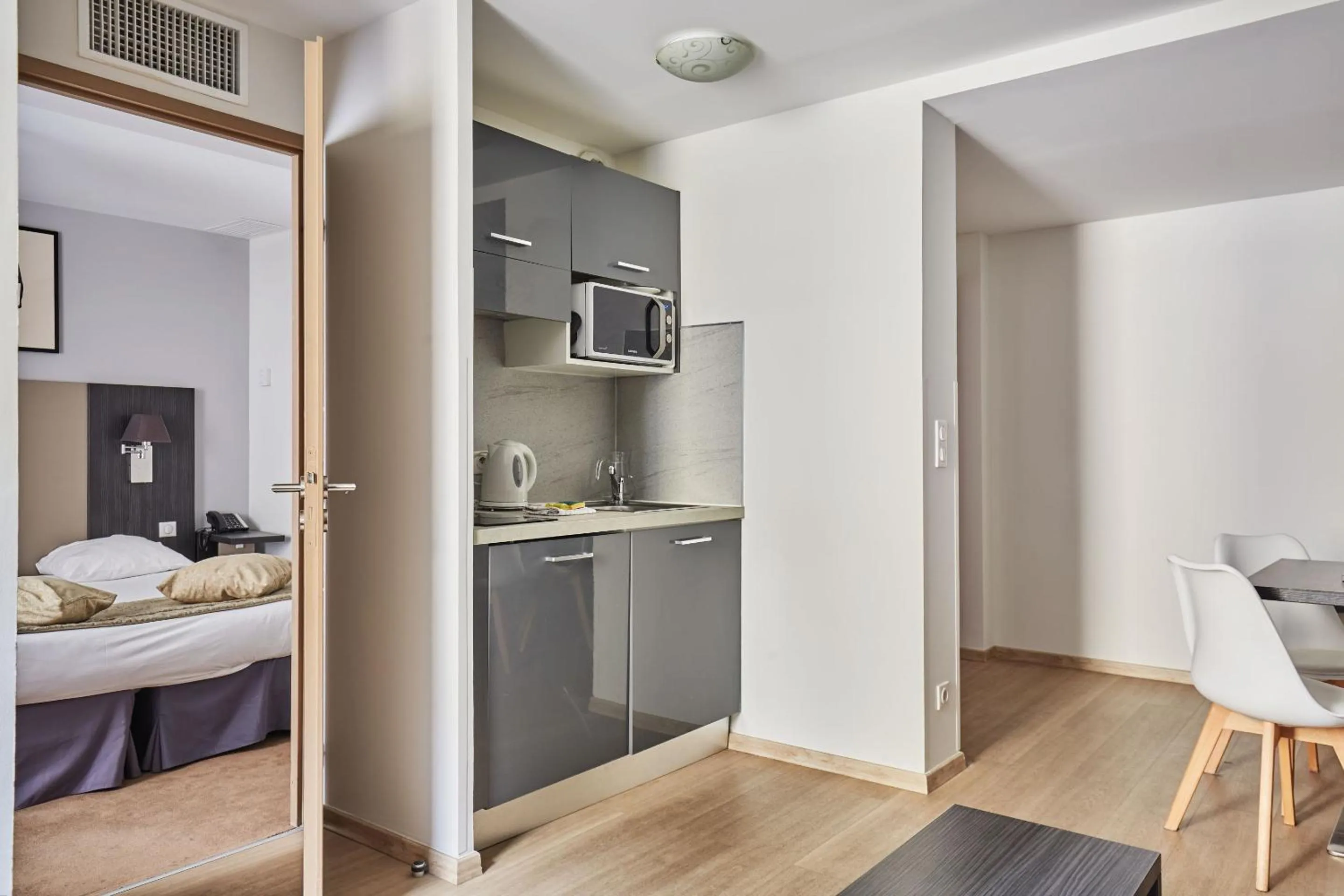 Kitchen or kitchenette in Appart Hotel Odalys City Montpellier Les Occitanes