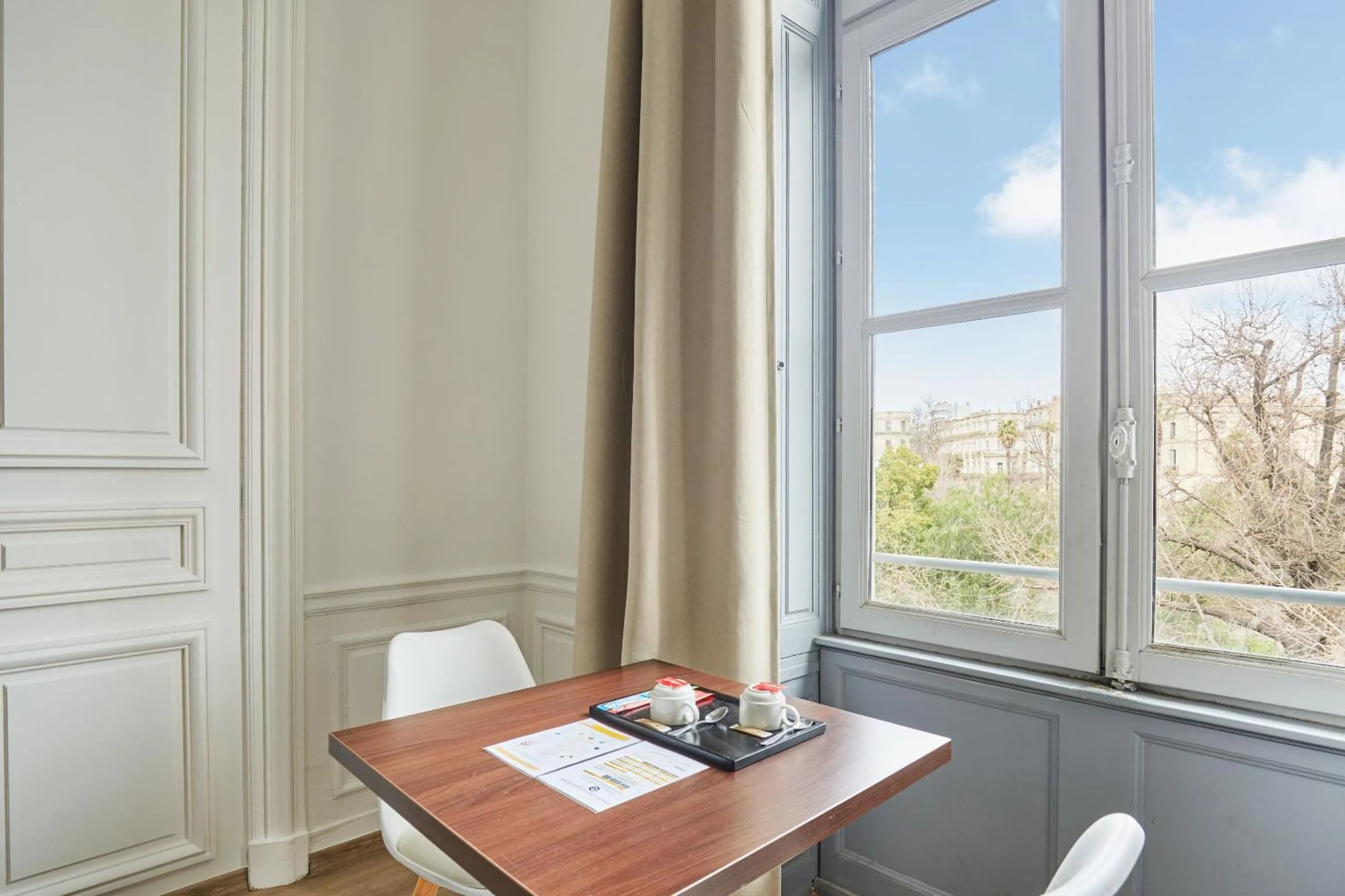 Dining area in Appart Hotel Odalys City Montpellier Les Occitanes
