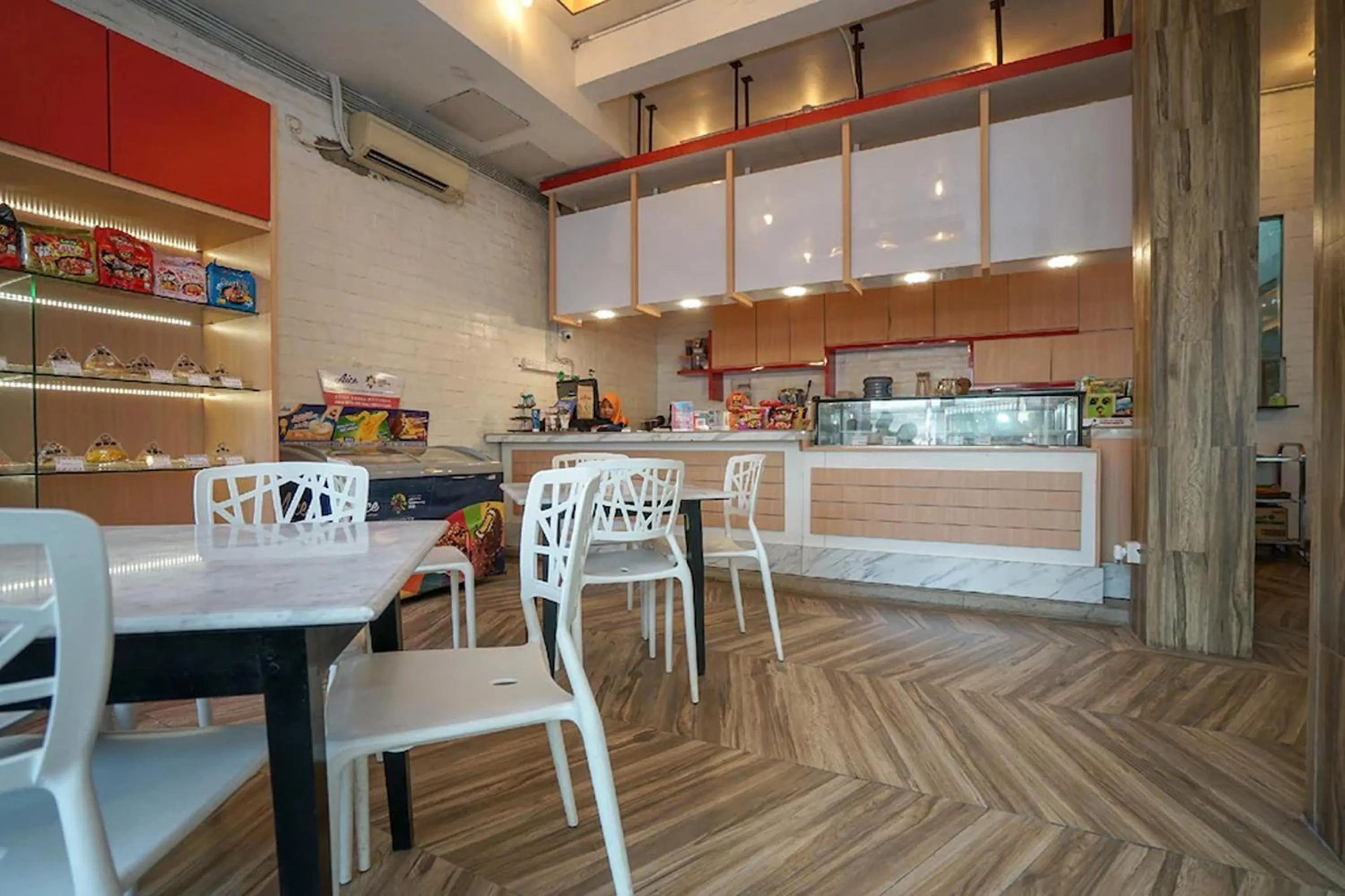 Restaurant/places to eat in Residence 8