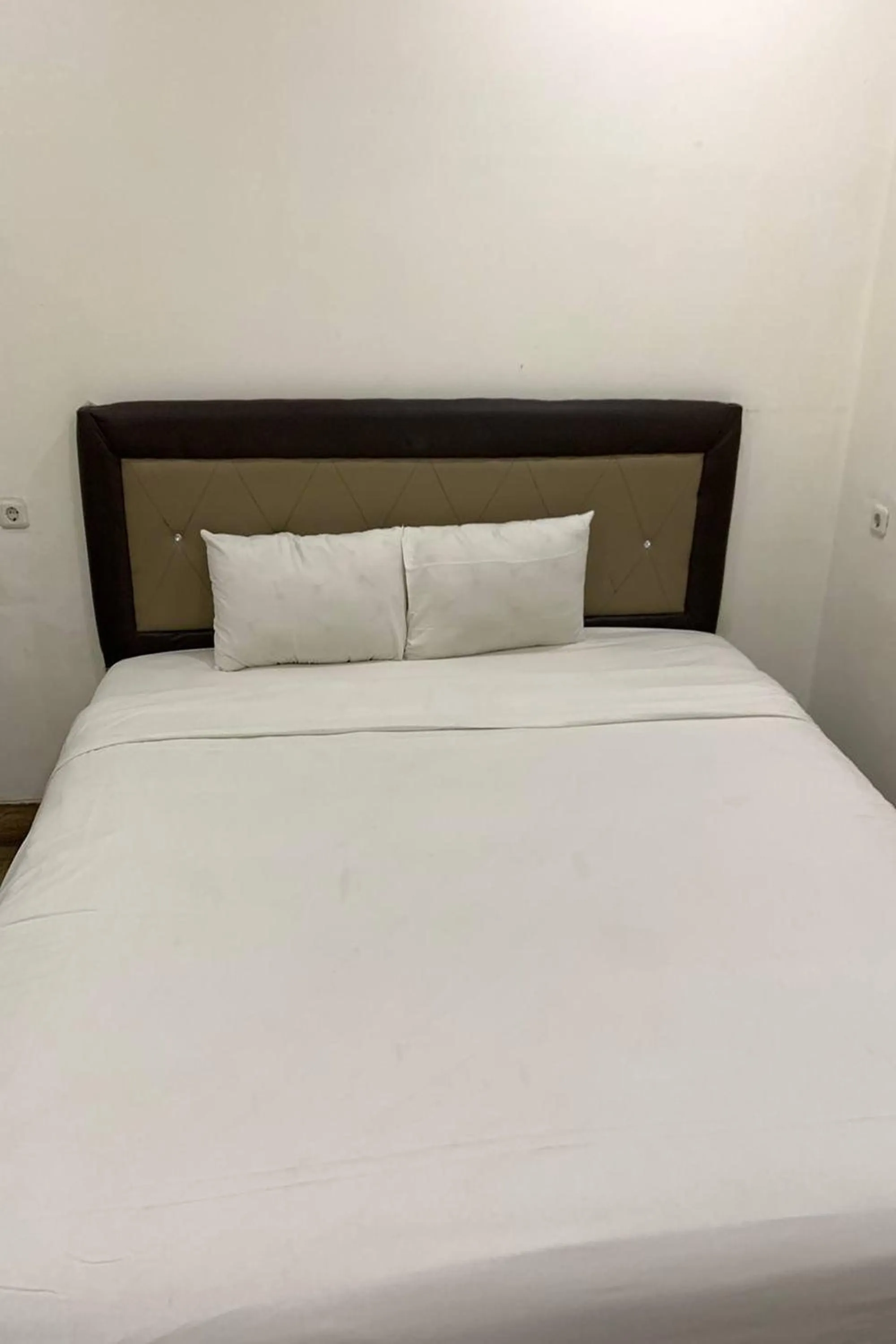 Photo of the whole room, Bed in Residence 8