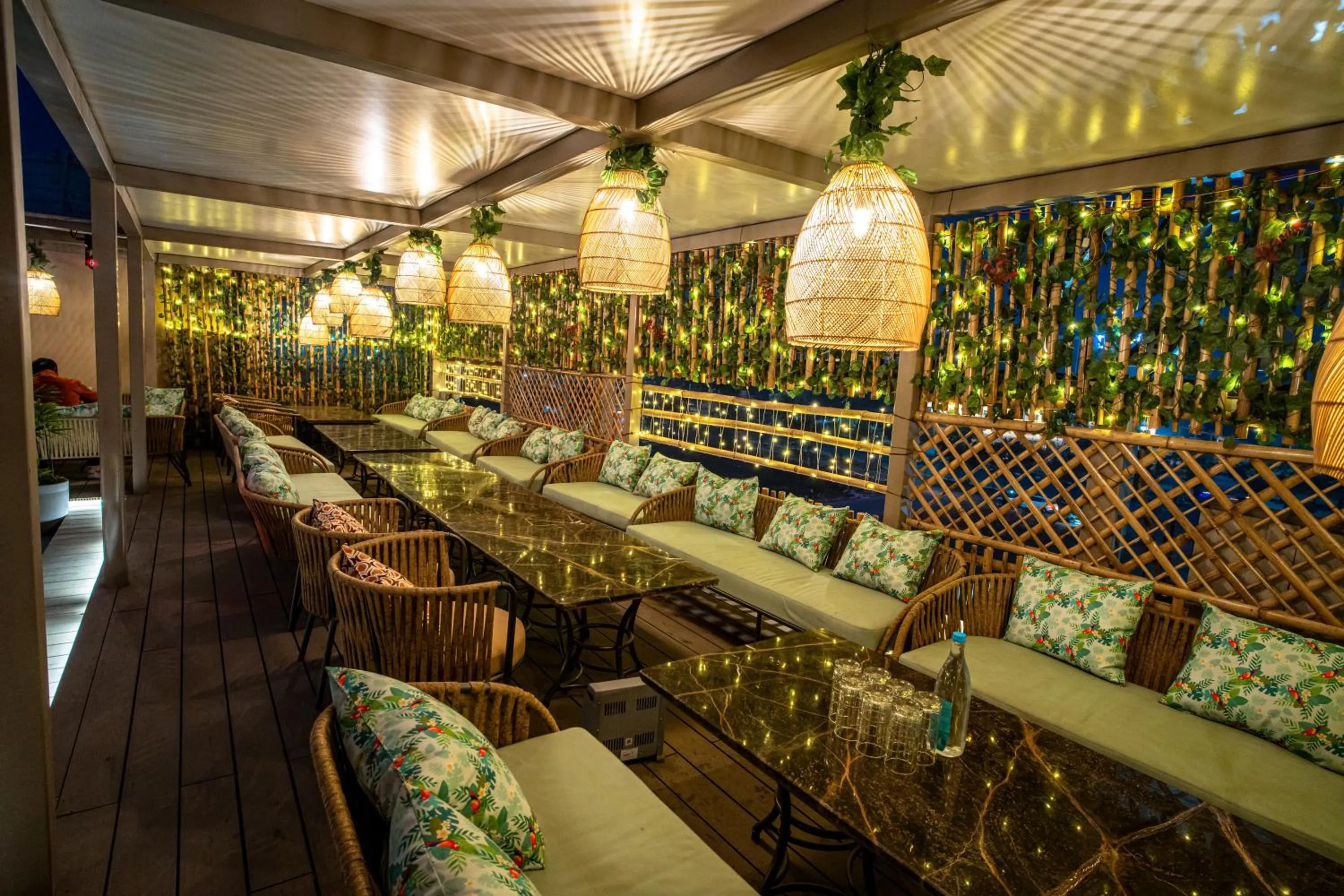 Restaurant/places to eat in ACR Luxury Hotel