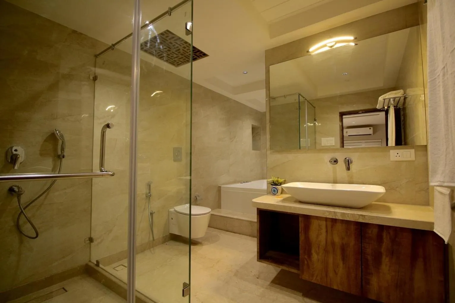 Shower in Evara-Meraki Inn