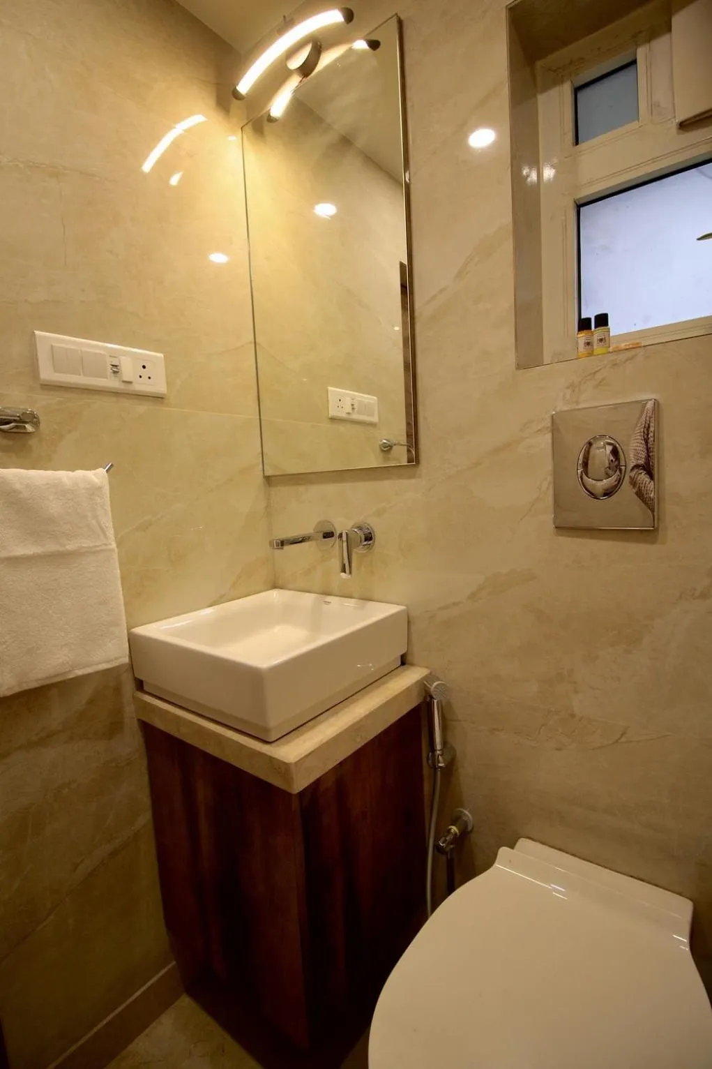 Shower in Evara-Meraki Inn