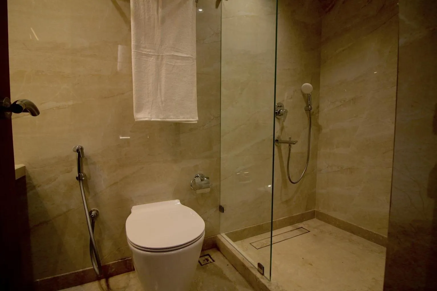 Shower in Evara-Meraki Inn