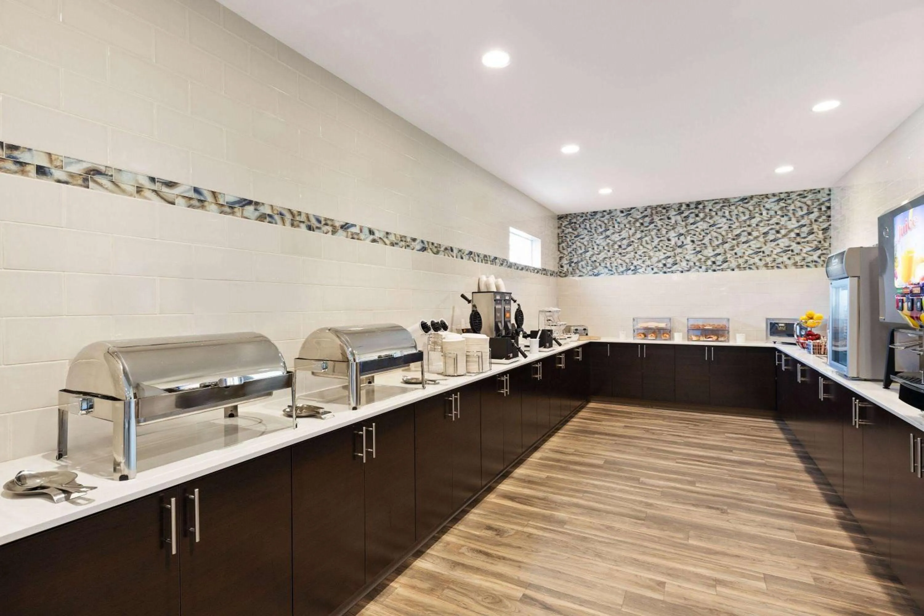 Breakfast in La Quinta Inn & Suites by Wyndham Wenatchee