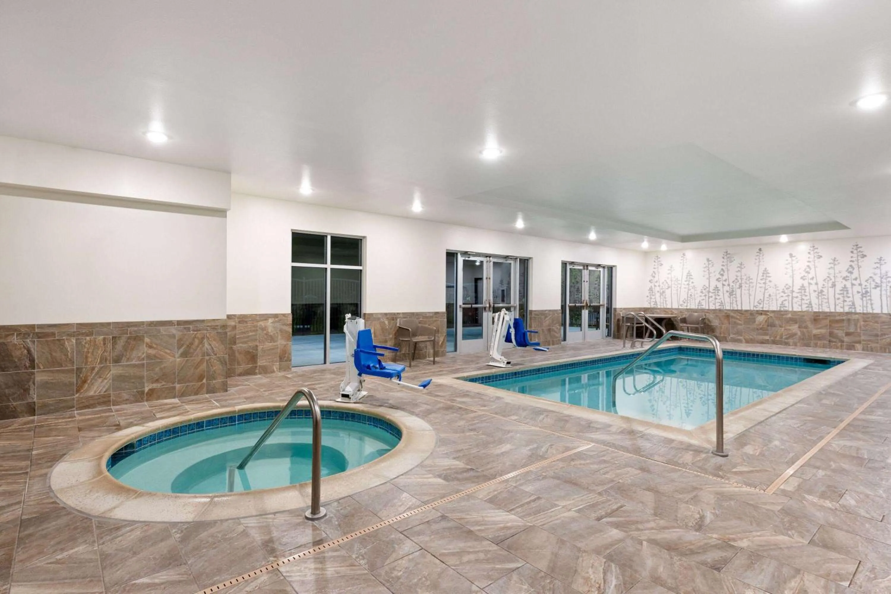 Pool view in La Quinta Inn & Suites by Wyndham Wenatchee