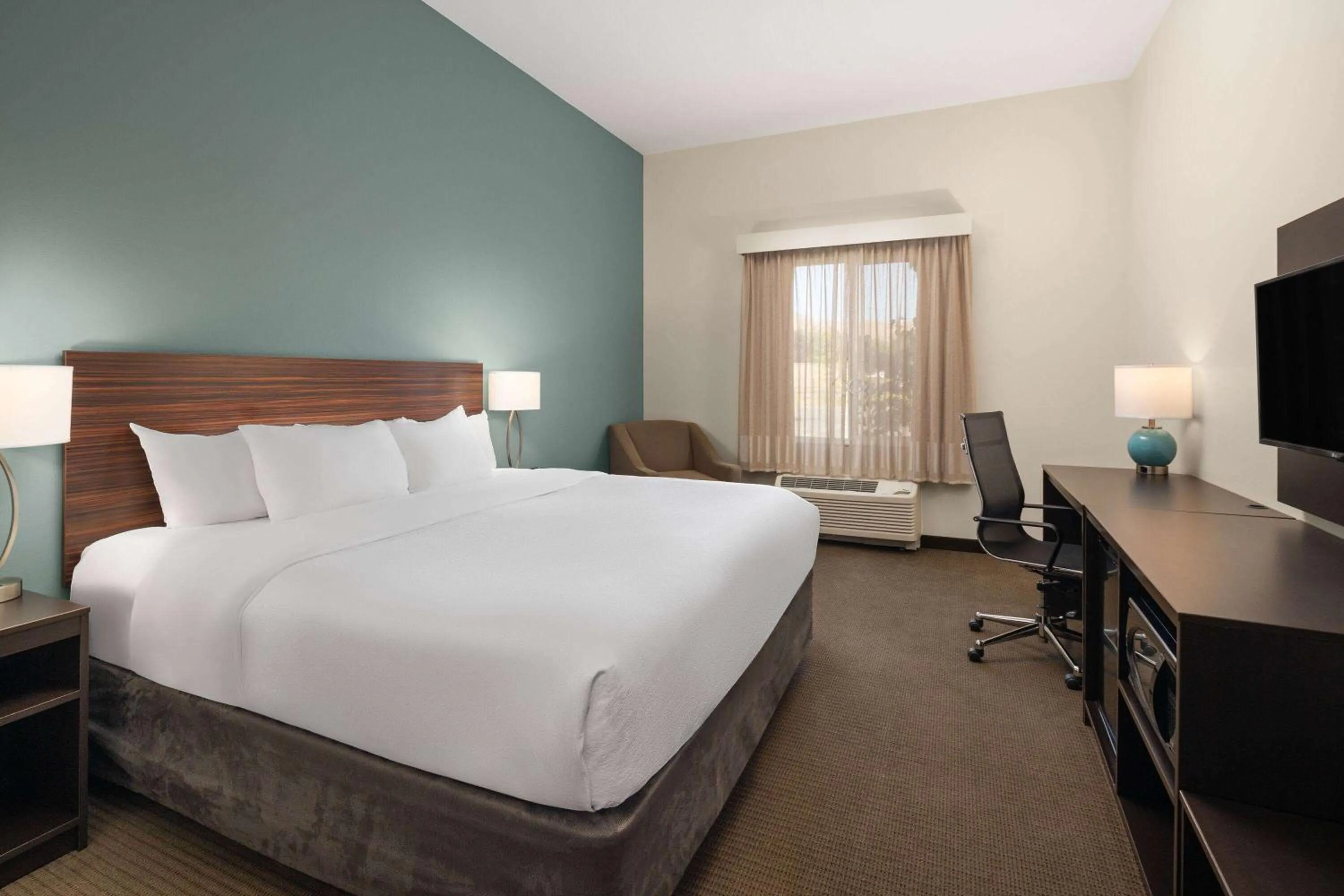 Photo of the whole room, Bed in La Quinta Inn & Suites by Wyndham Wenatchee