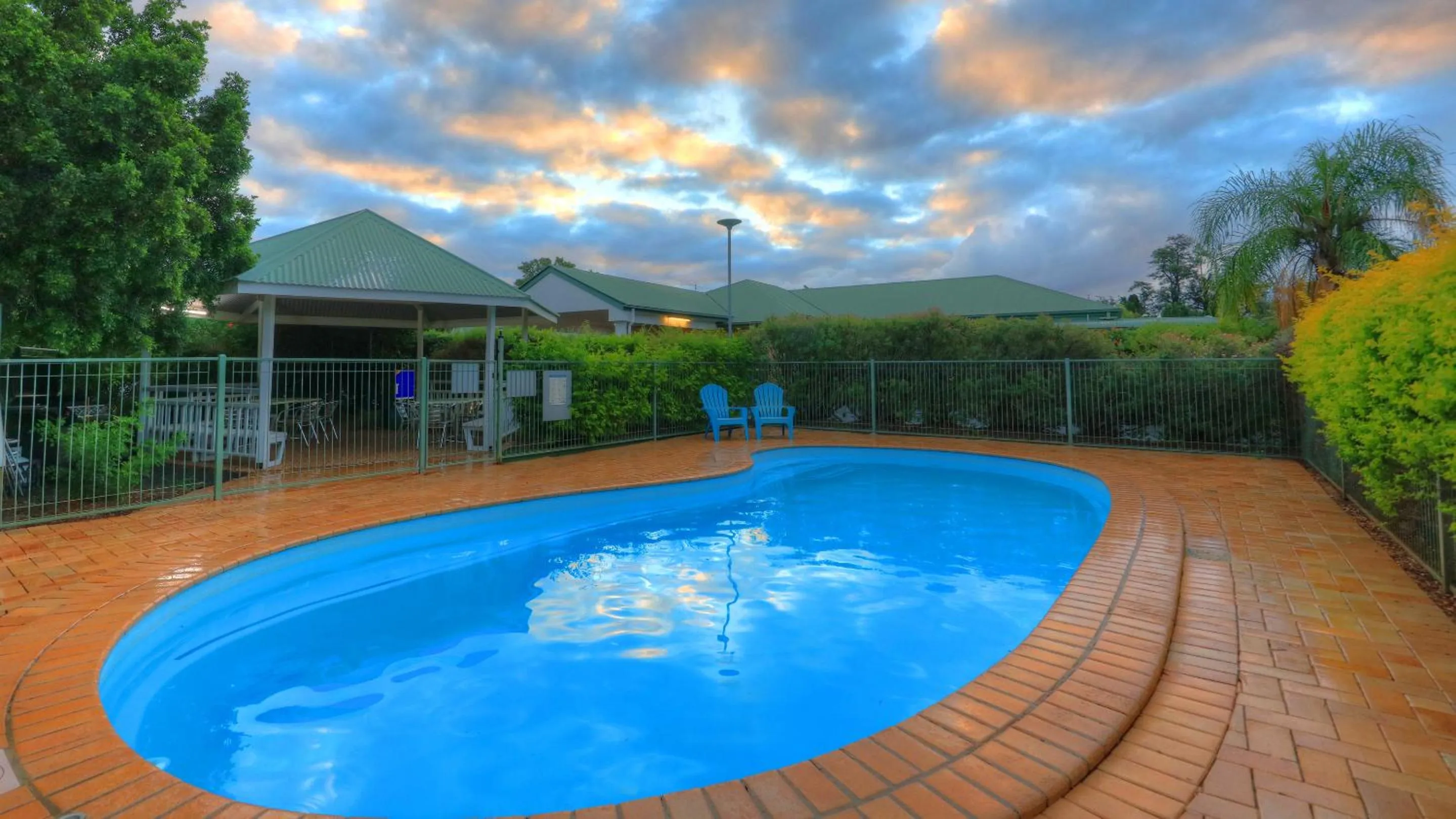 Swimming pool in Jacaranda Country Motel