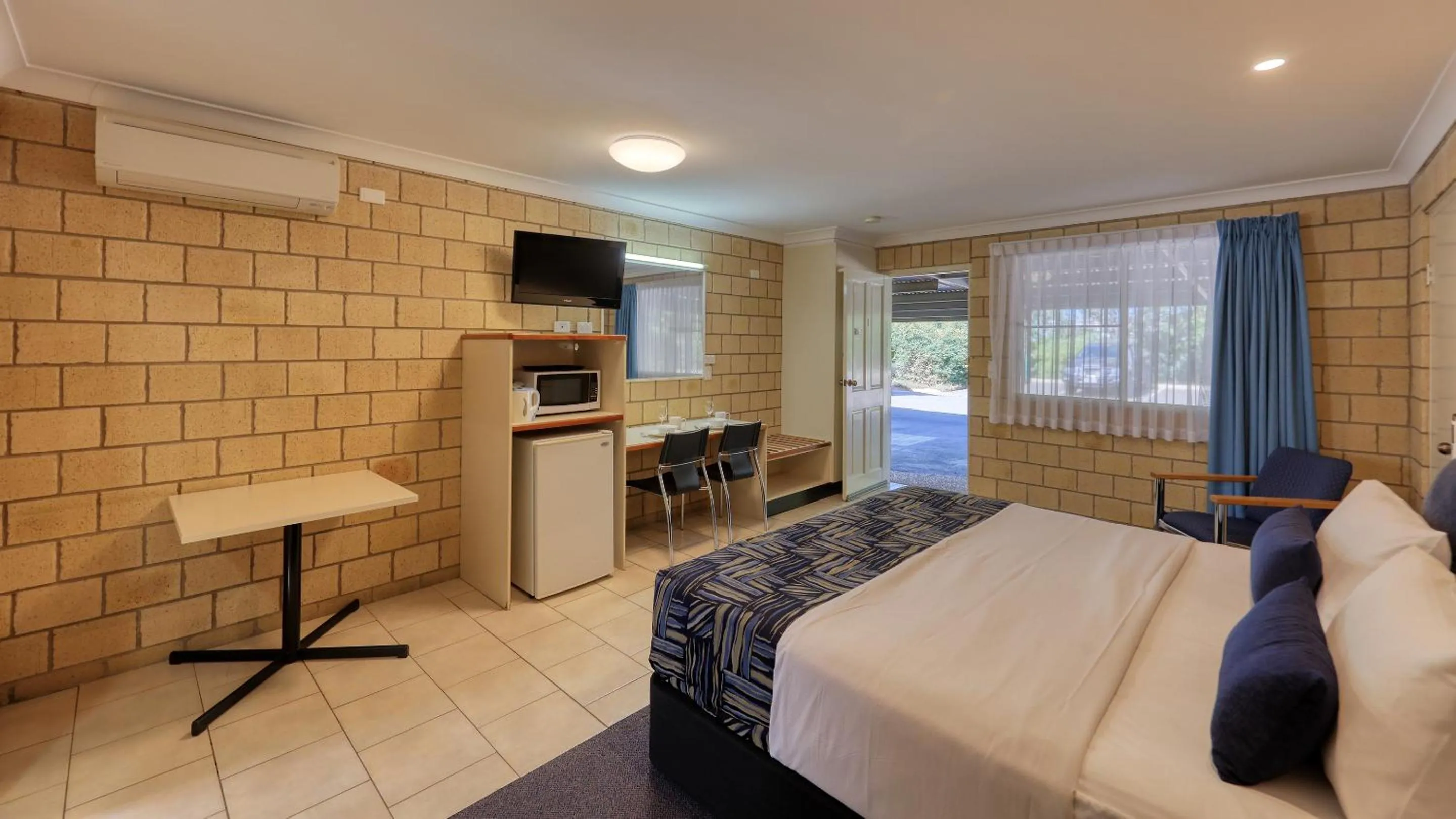 Coffee/tea facilities, Bed in Jacaranda Country Motel