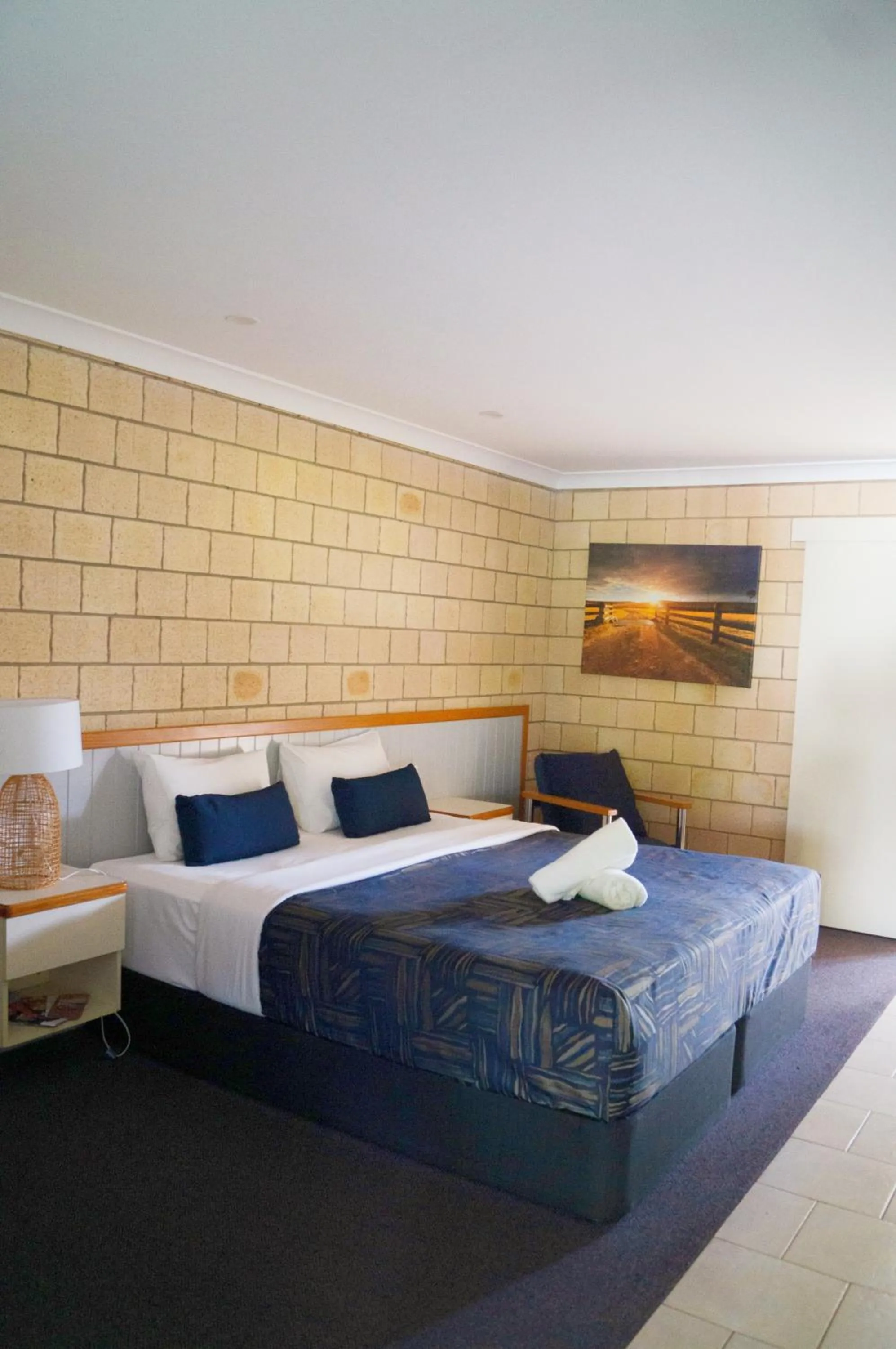 Living room, Bed in Jacaranda Country Motel