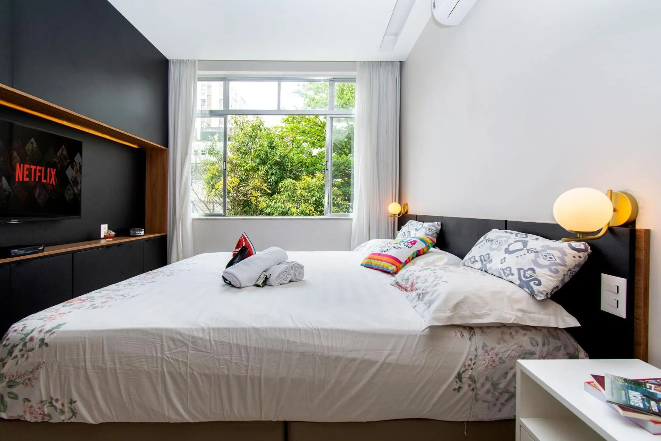 Photo of the whole room, Bed in Garota de Ipanema - Luxo e Praia