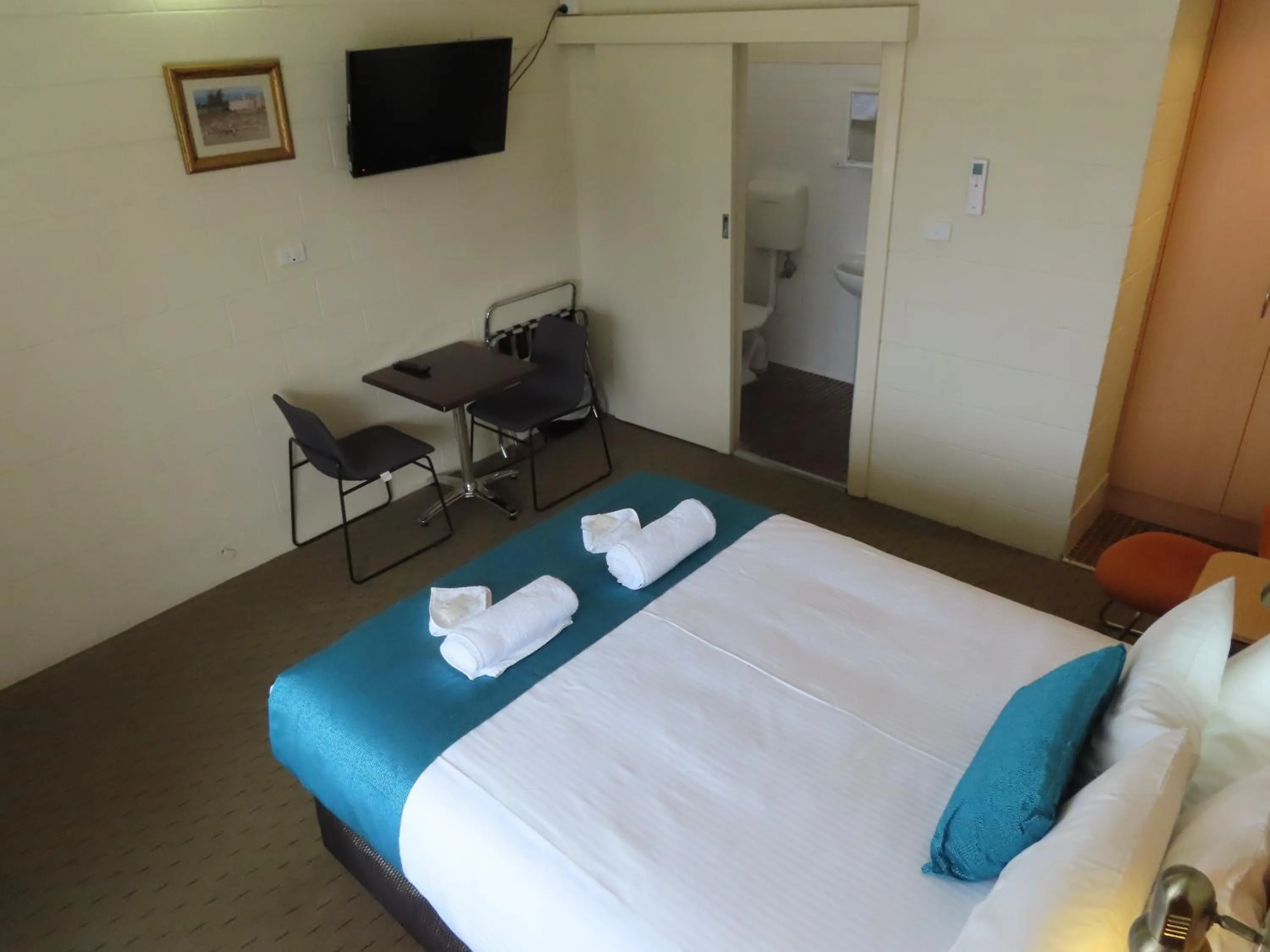 Bed in East West Motel Ceduna