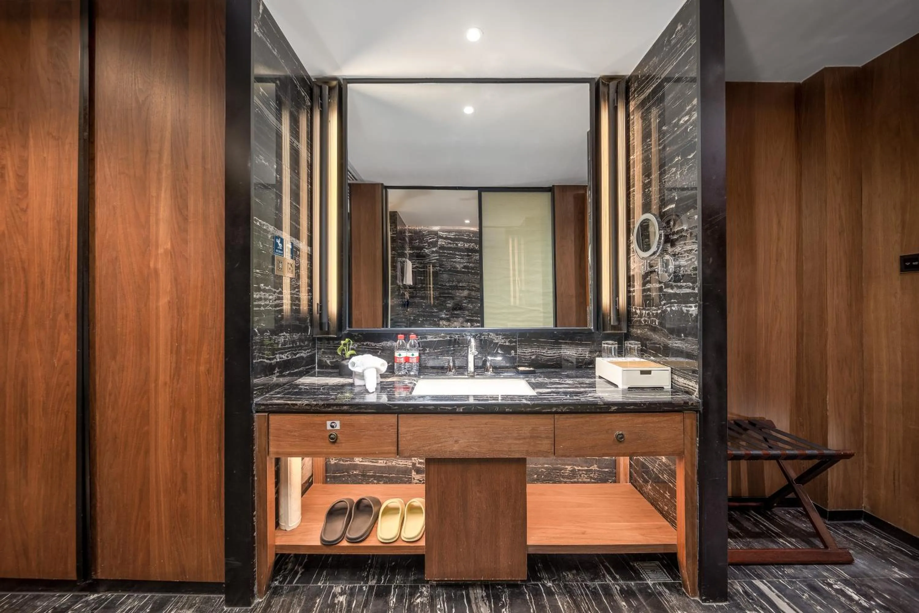 wardrobe in Jolie Vue Boutique Hotel Guilin (near Elephant Trunk Hill)