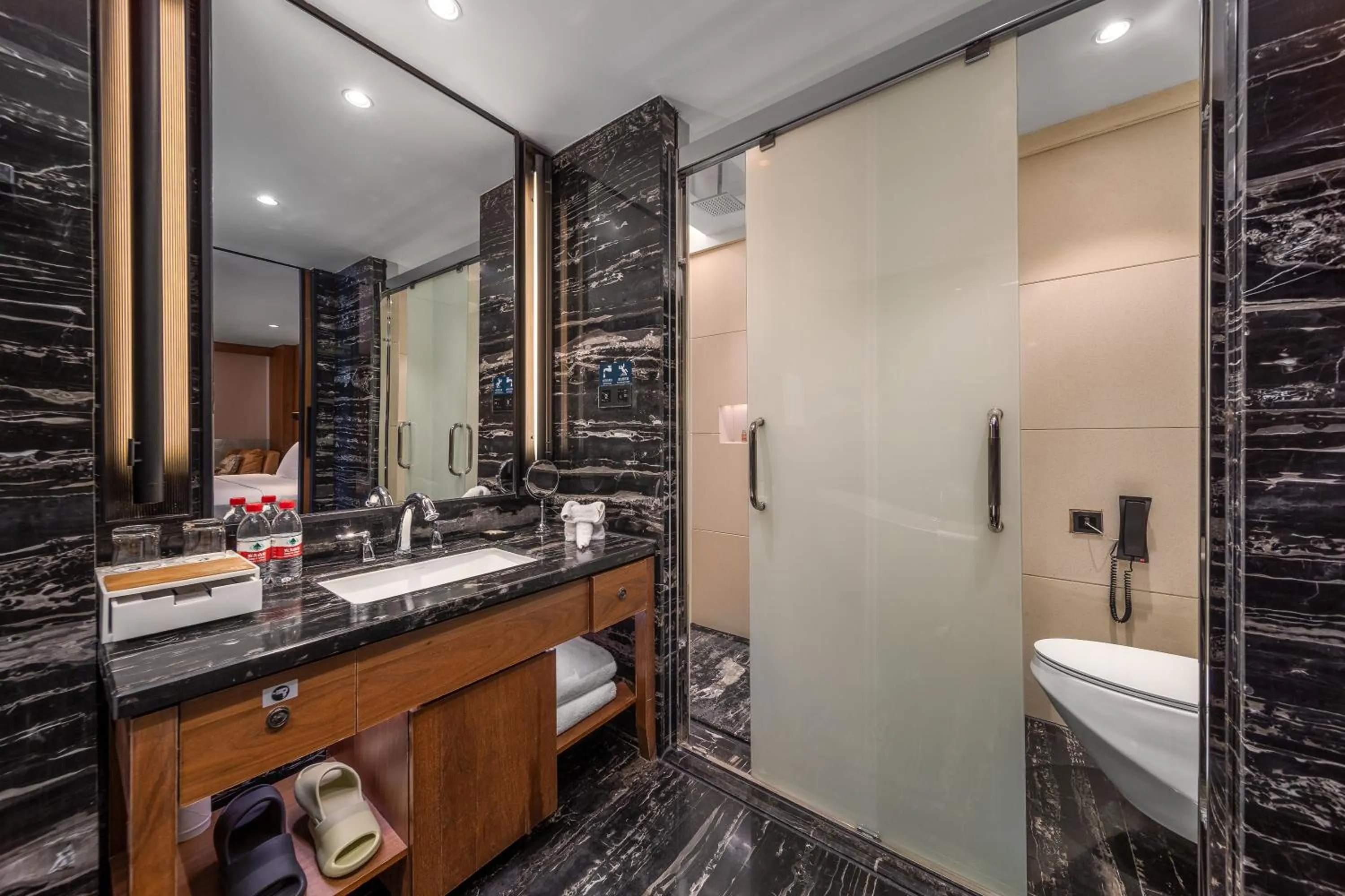 Shower in Jolie Vue Boutique Hotel Guilin (near Elephant Trunk Hill)