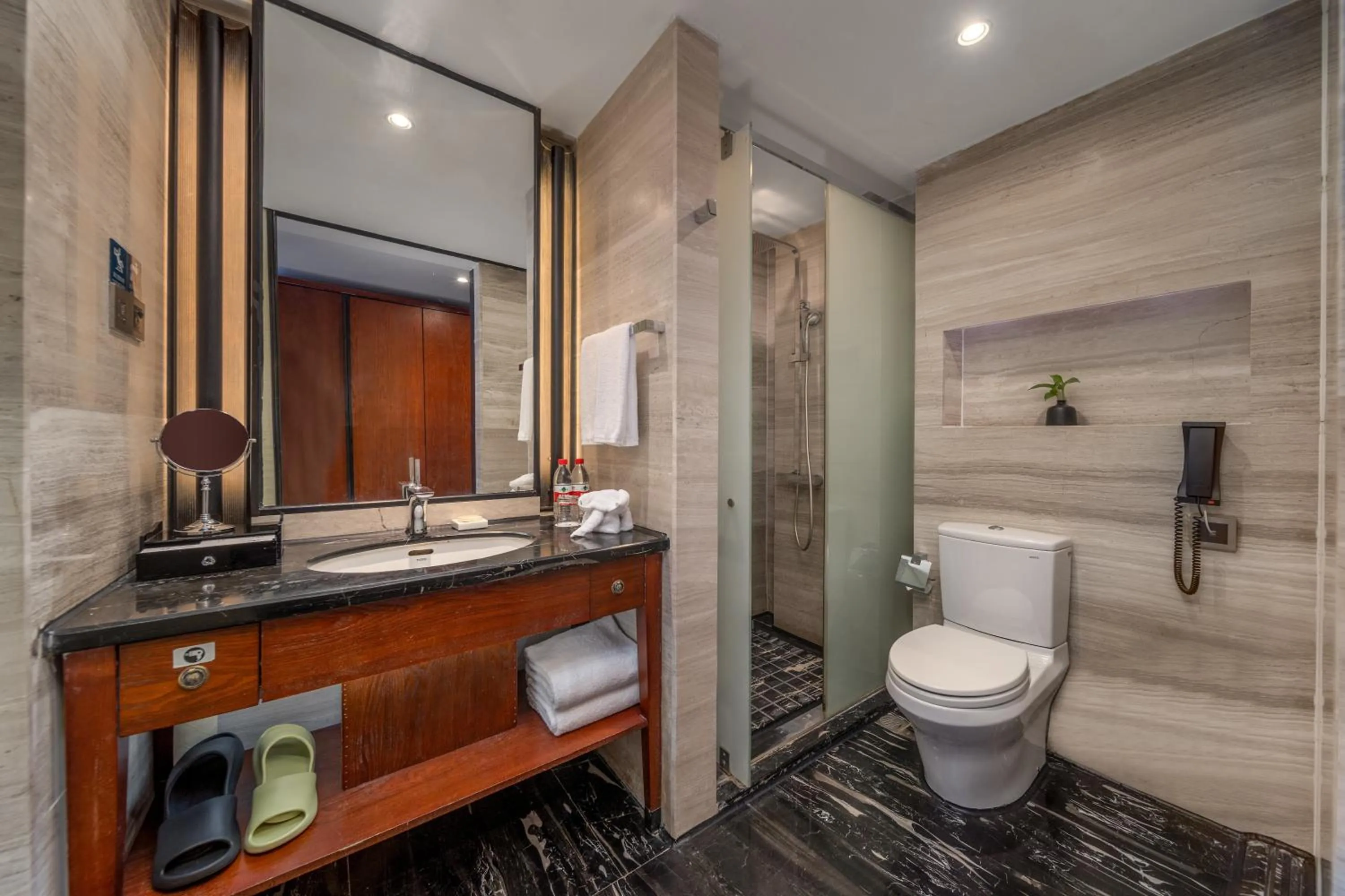 Shower in Jolie Vue Boutique Hotel Guilin (near Elephant Trunk Hill)