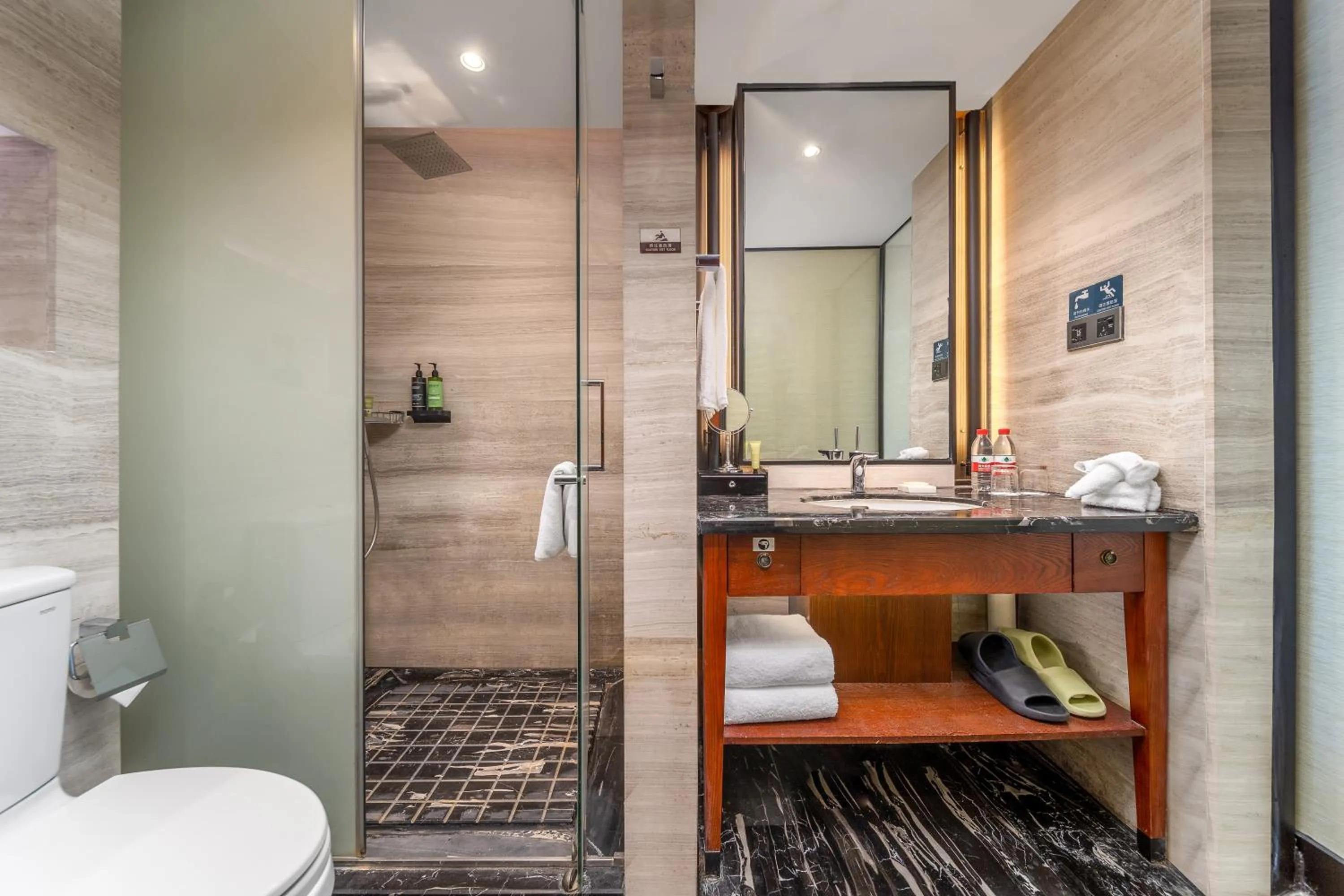 Shower in Jolie Vue Boutique Hotel Guilin (near Elephant Trunk Hill)