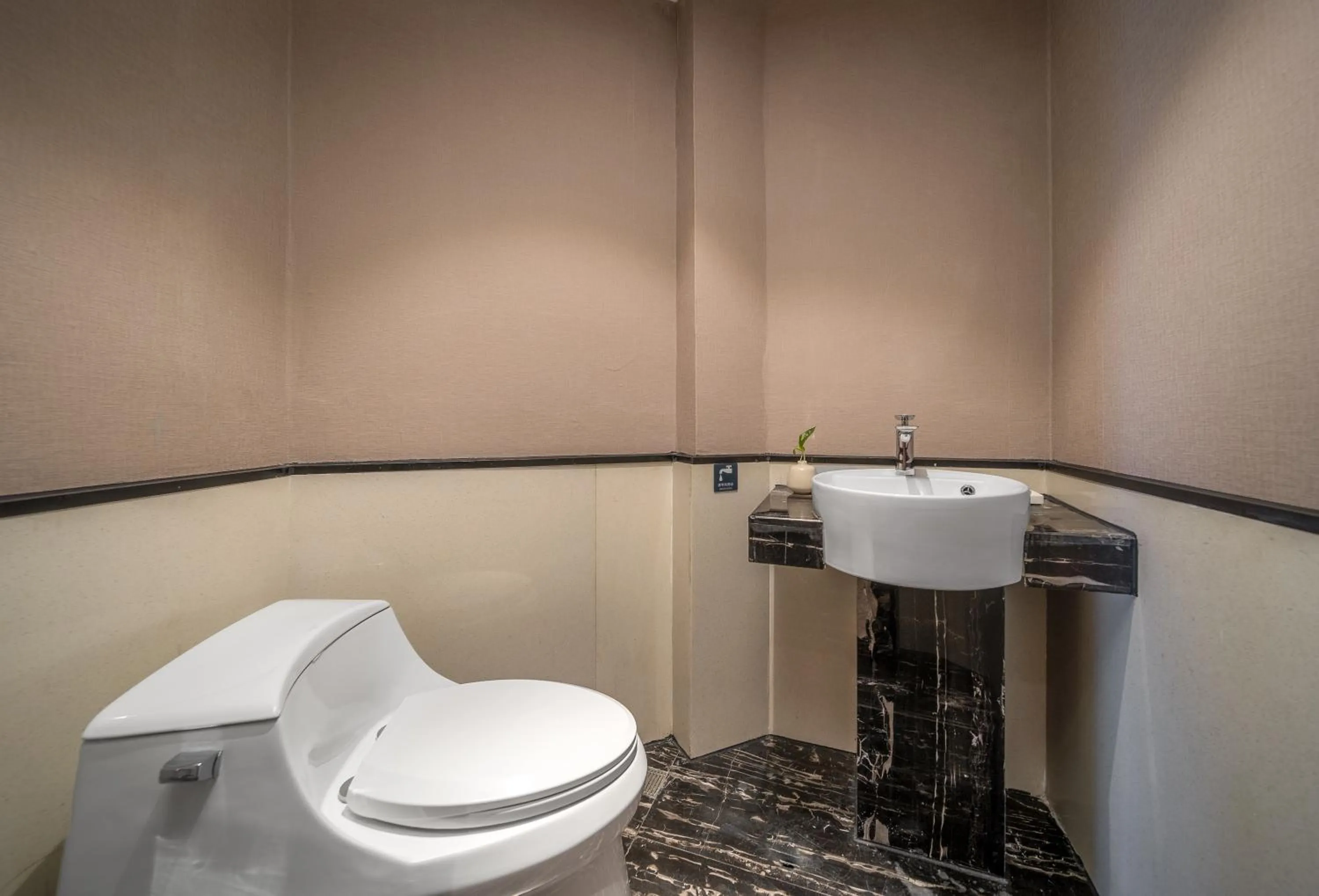 Toilet in Jolie Vue Boutique Hotel Guilin (near Elephant Trunk Hill)