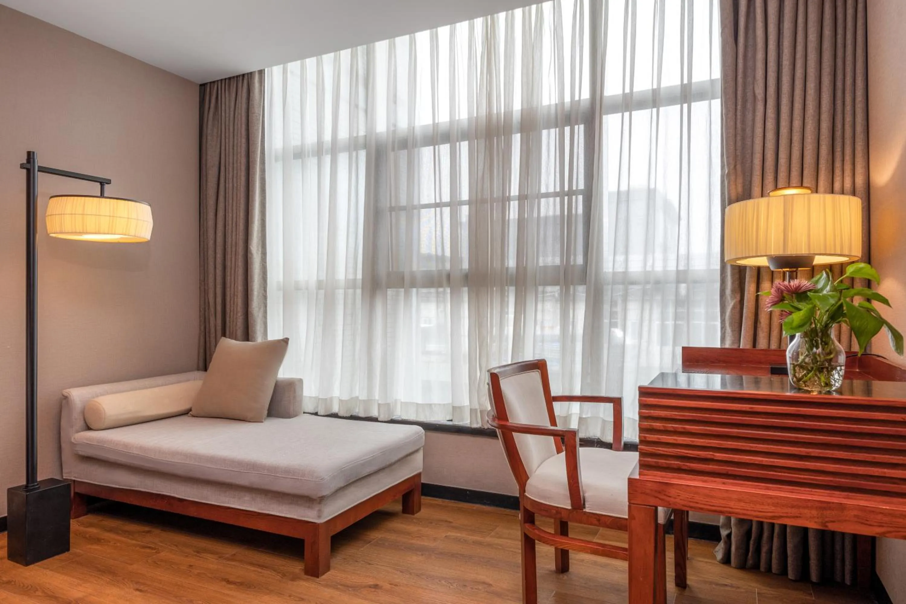 Seating area, Bed in Jolie Vue Boutique Hotel Guilin (near Elephant Trunk Hill)