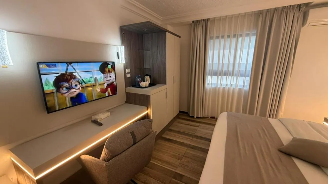 Bed in Arena By Trend