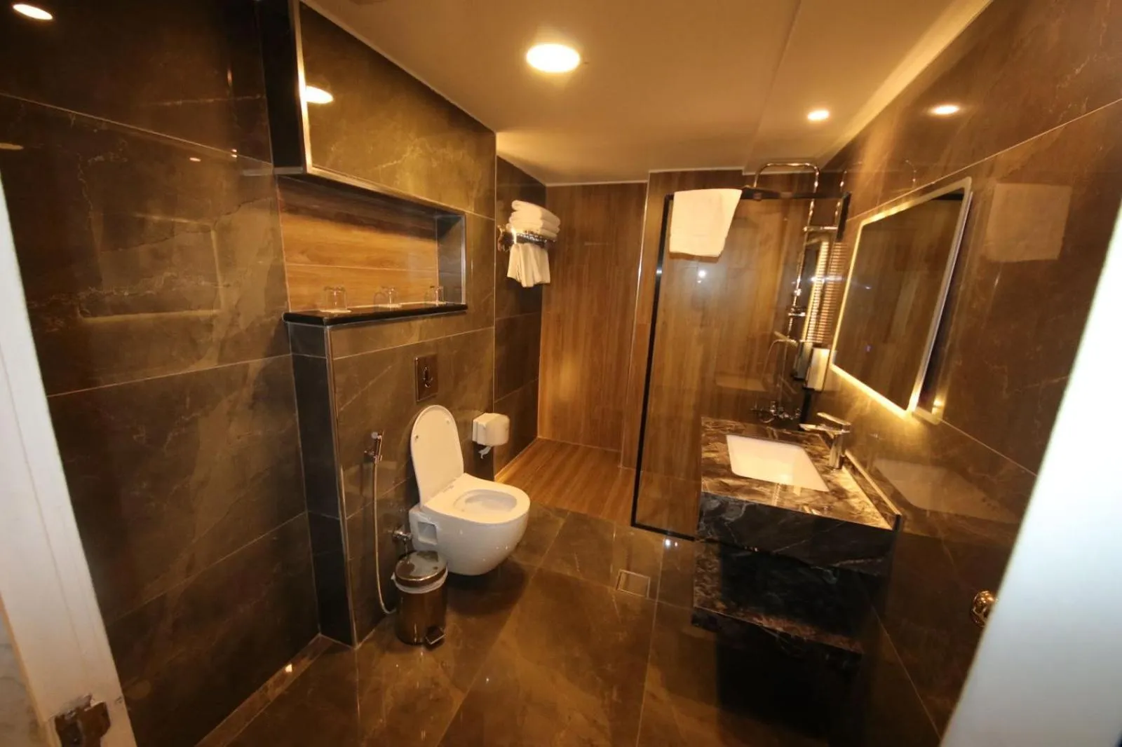 Shower in Arena By Trend