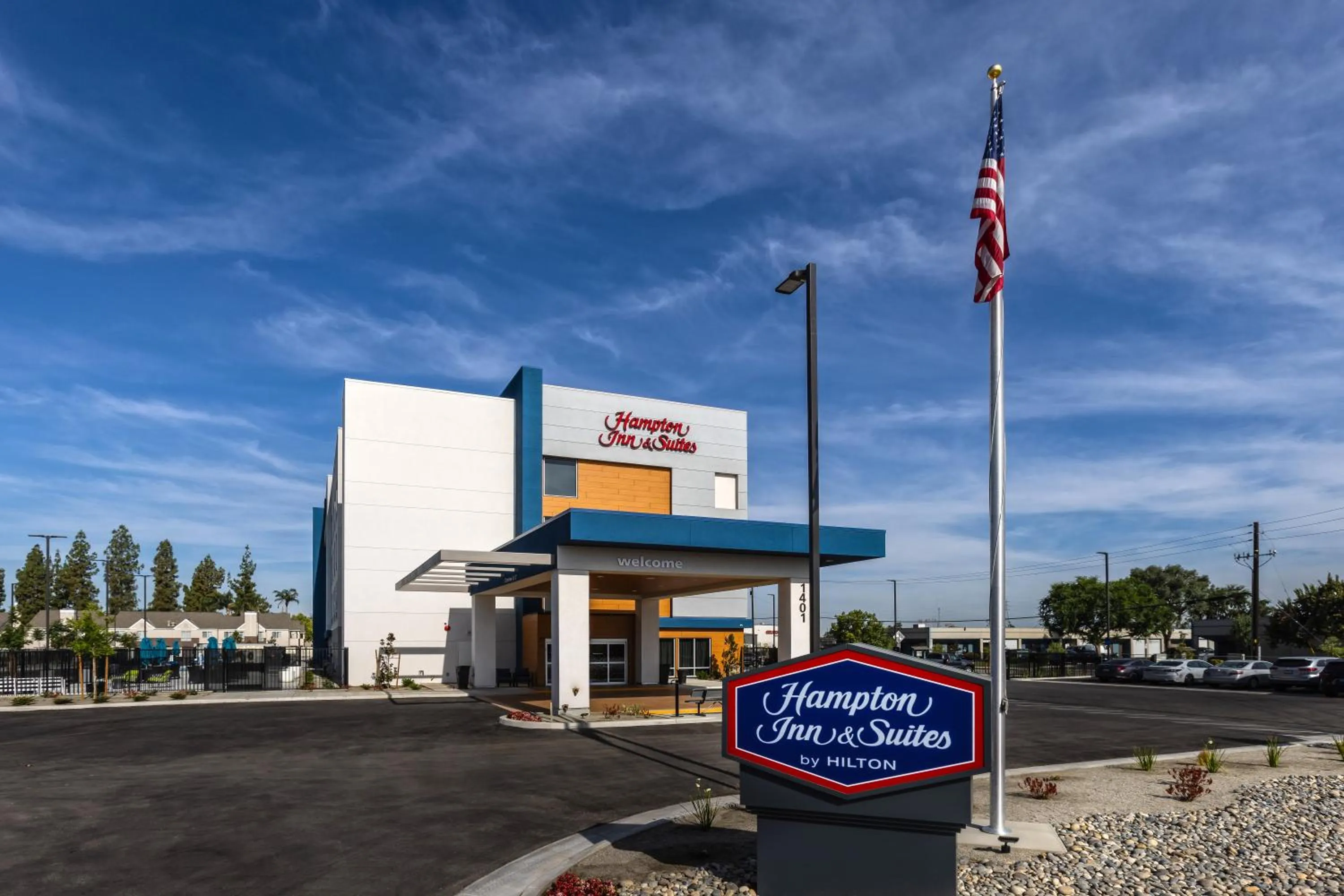 Property building in Hampton Inn & Suites Bakersfield Central