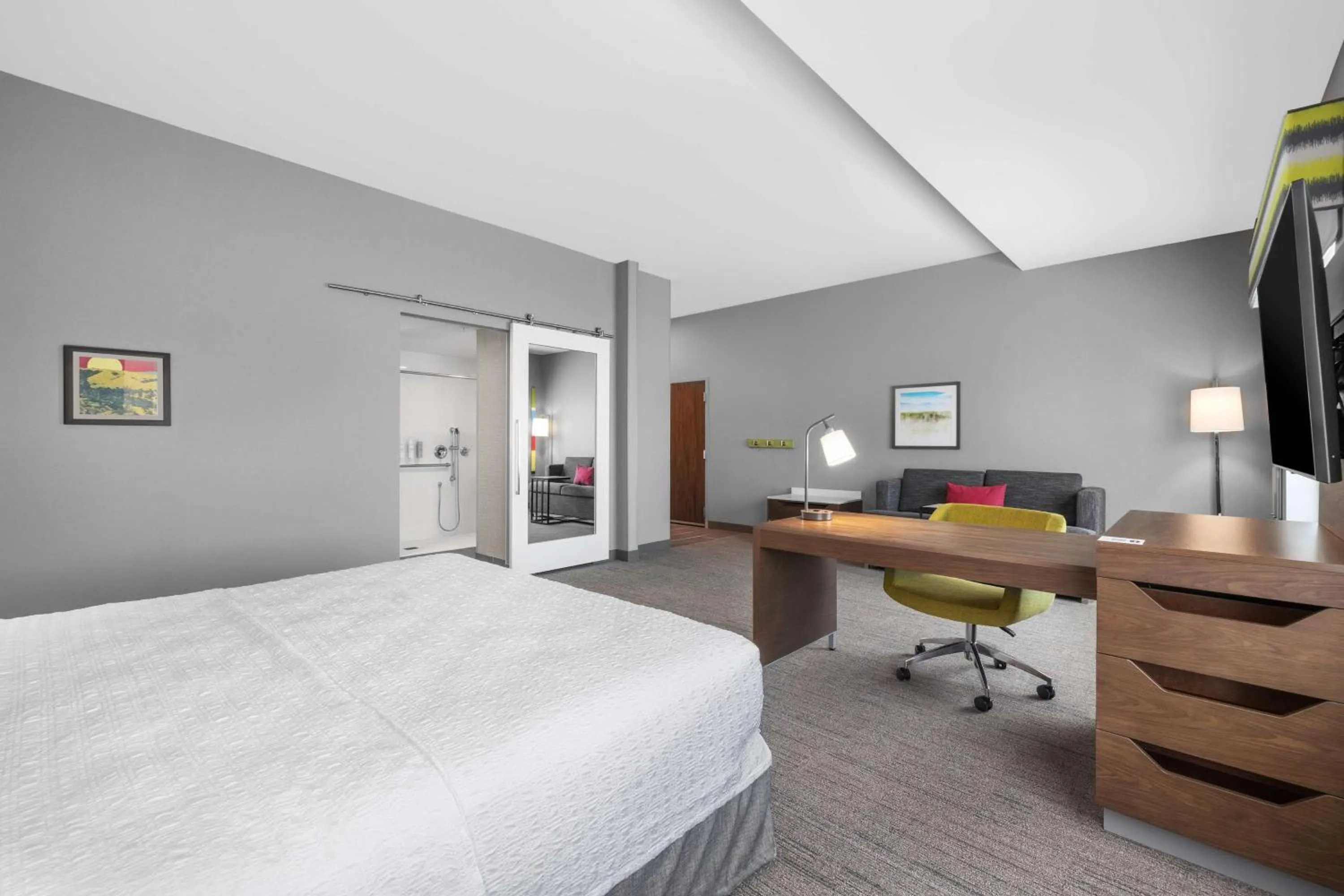 Living room, Bed in Hampton Inn & Suites Bakersfield Central