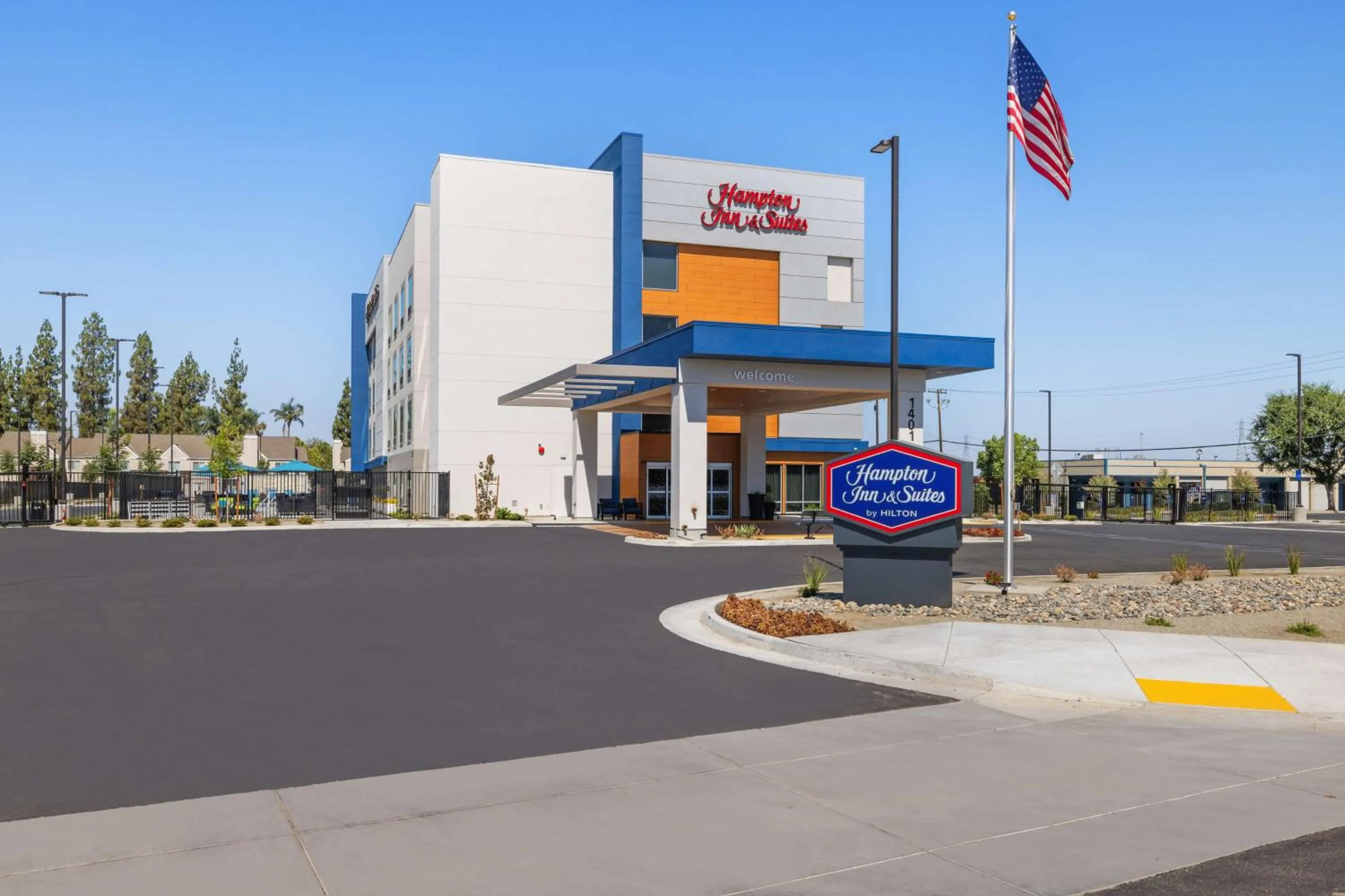 Property building in Hampton Inn & Suites Bakersfield Central