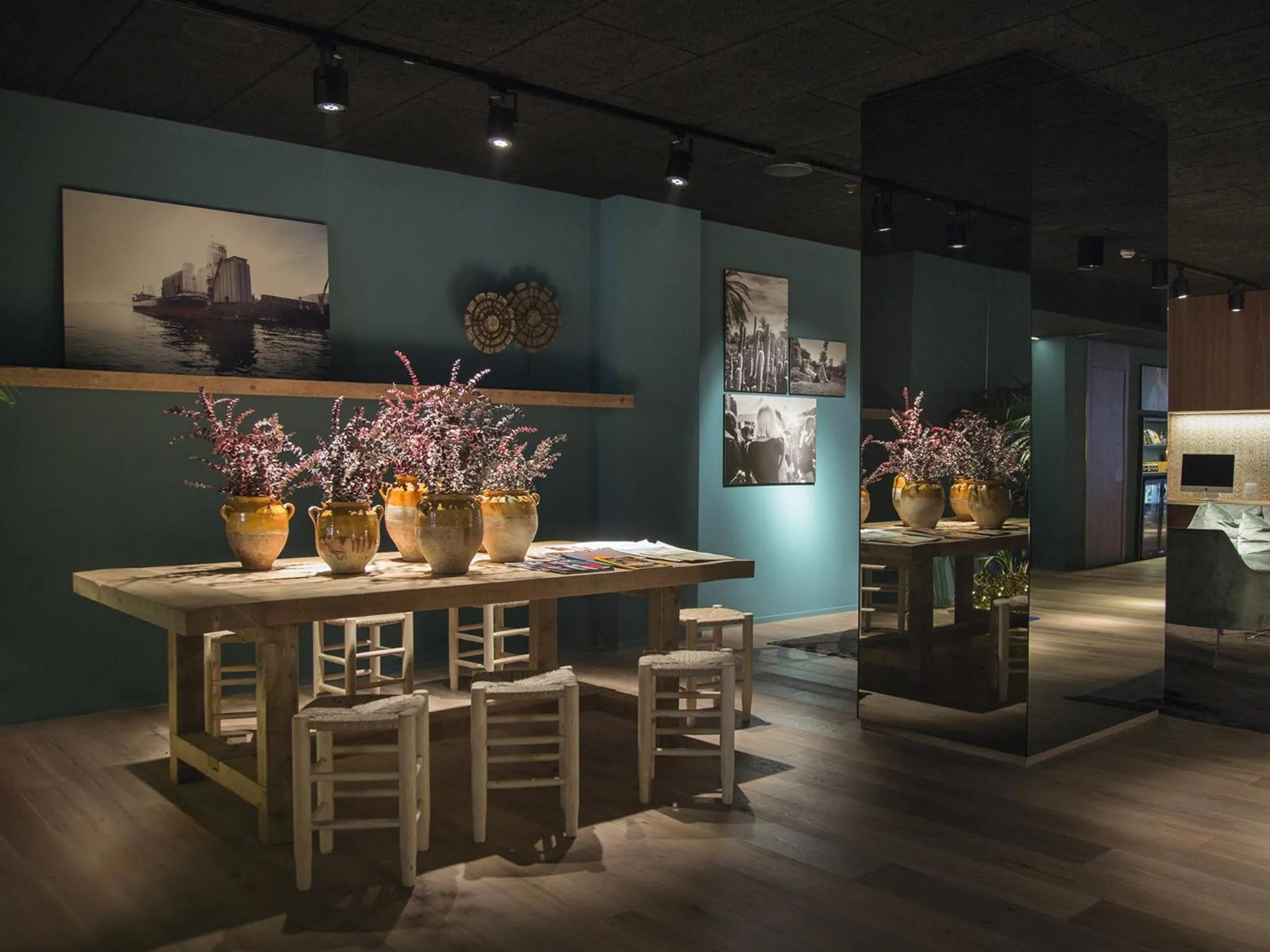 Communal lounge/ TV room in Yurbban Trafalgar Hotel