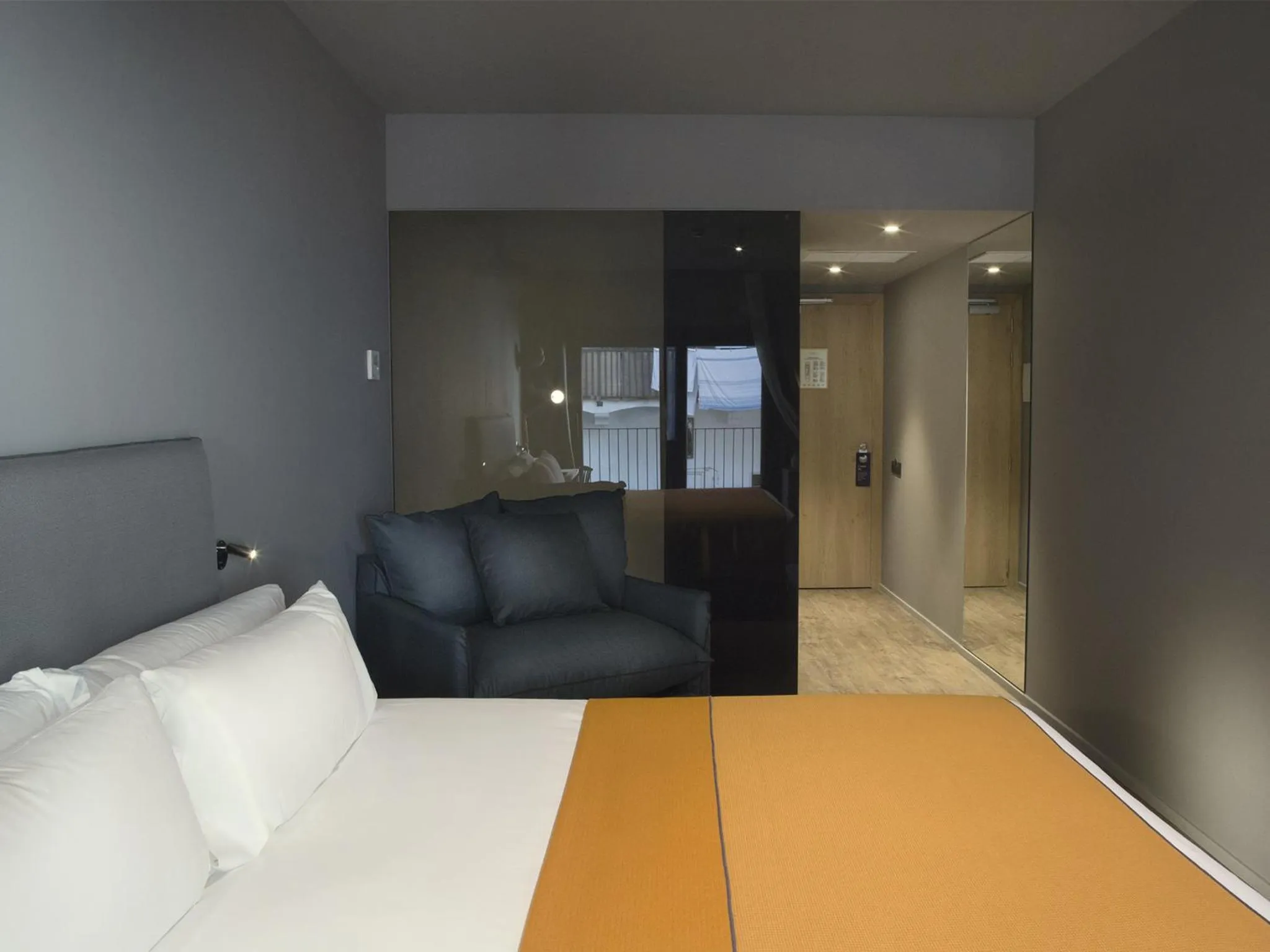 Bathroom, Bed in Yurbban Trafalgar Hotel