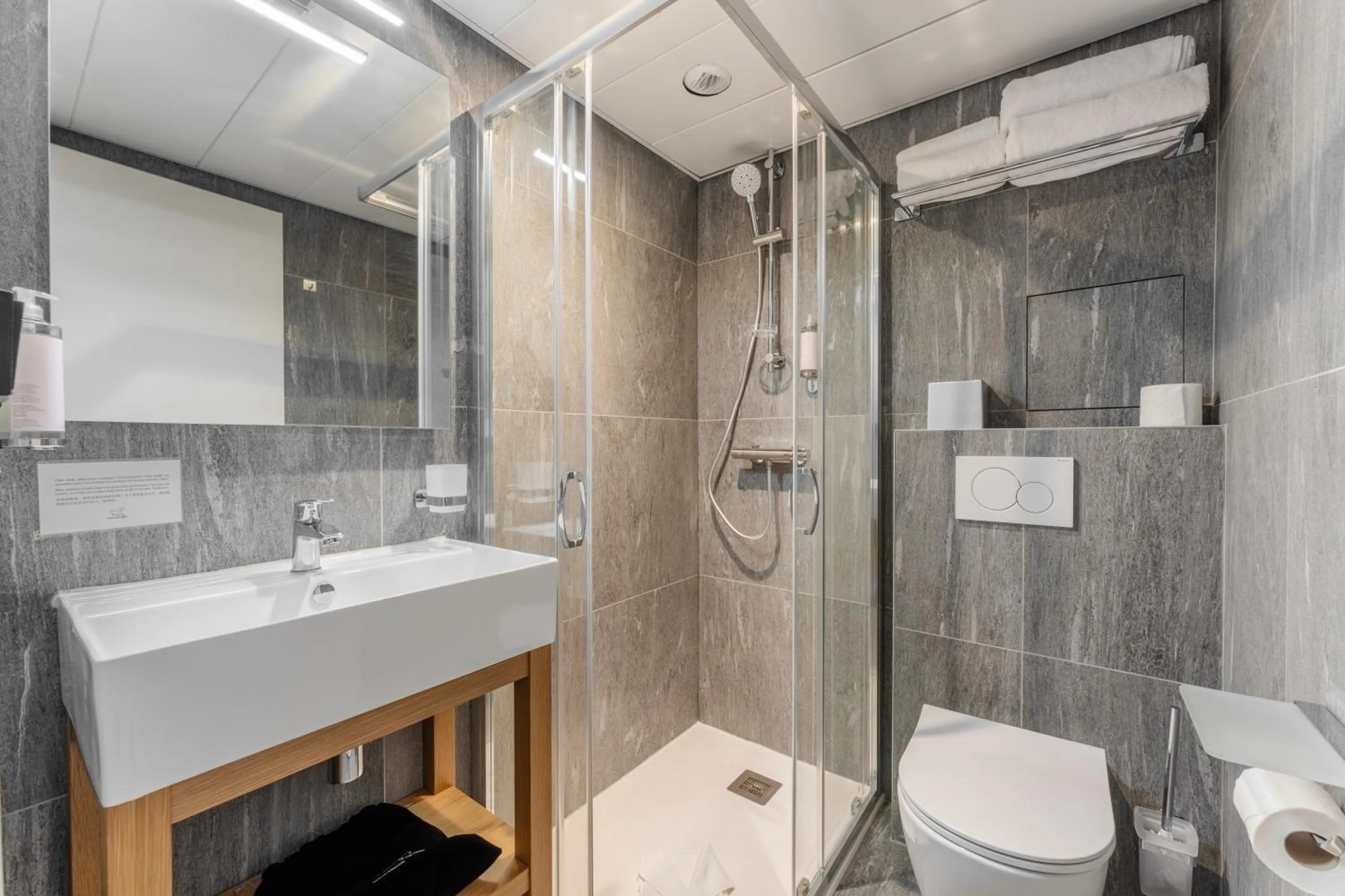 Bathroom in GREEN PARK HOTEL PARIS